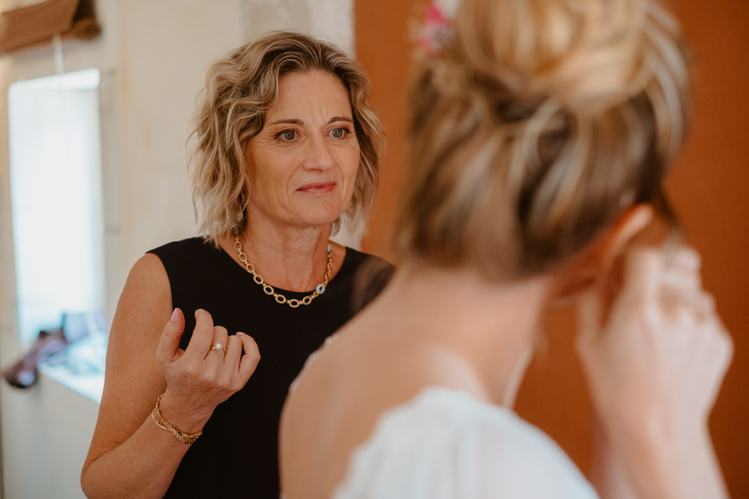 reportage photo préparatifs robe mariée — Château de Théon à Cozes