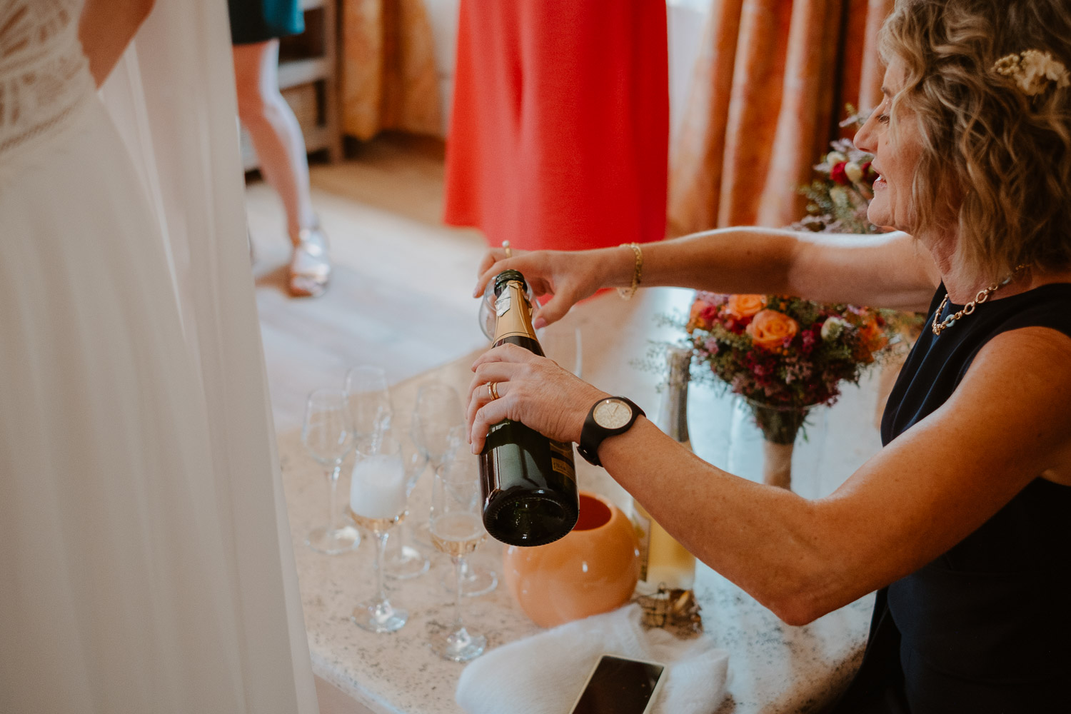 reportage photo préparatifs robe mariée — Château de Théon à Cozes