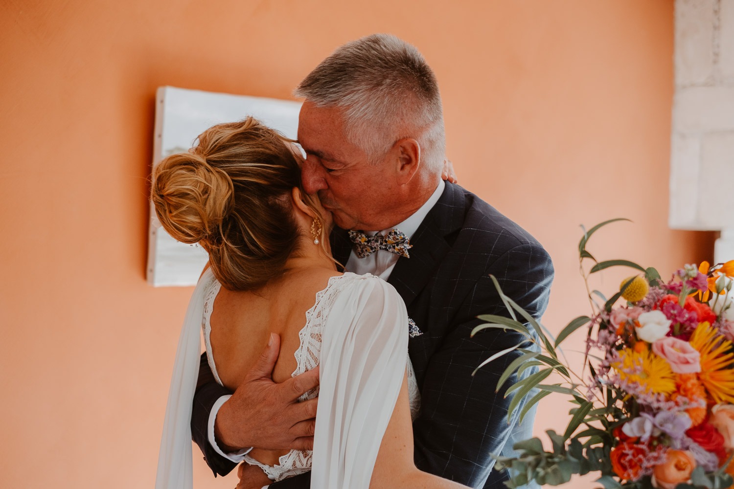 reportage photo préparatifs robe mariée — Château de Théon à Cozes
