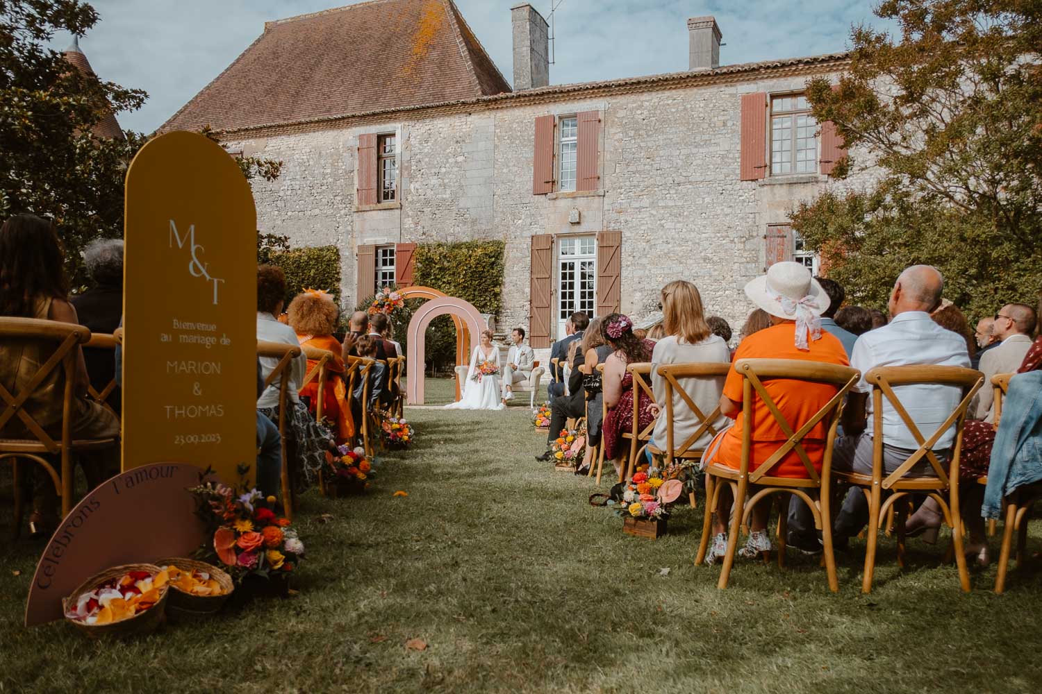 reportage photo mariage lifestyle cérémonie laïque — Château de Théon à Cozes