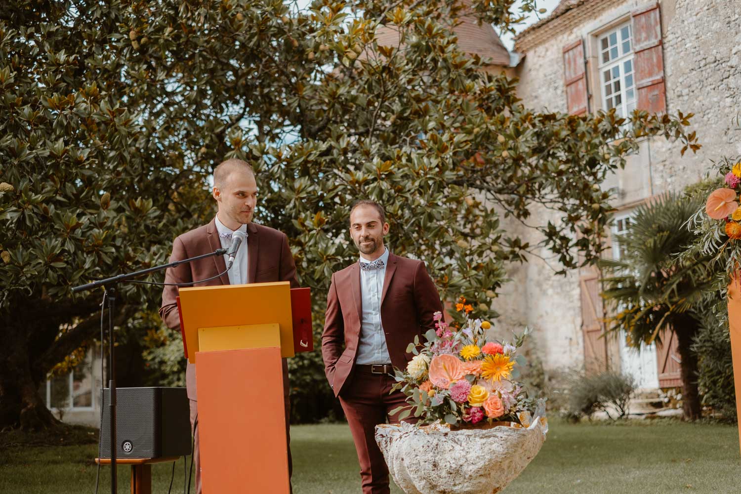 reportage photo mariage lifestyle cérémonie laïque — Château de Théon à Cozes