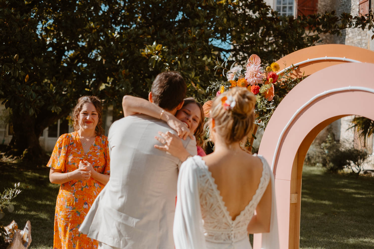 reportage photo mariage lifestyle cérémonie laïque — Château de Théon à Cozes