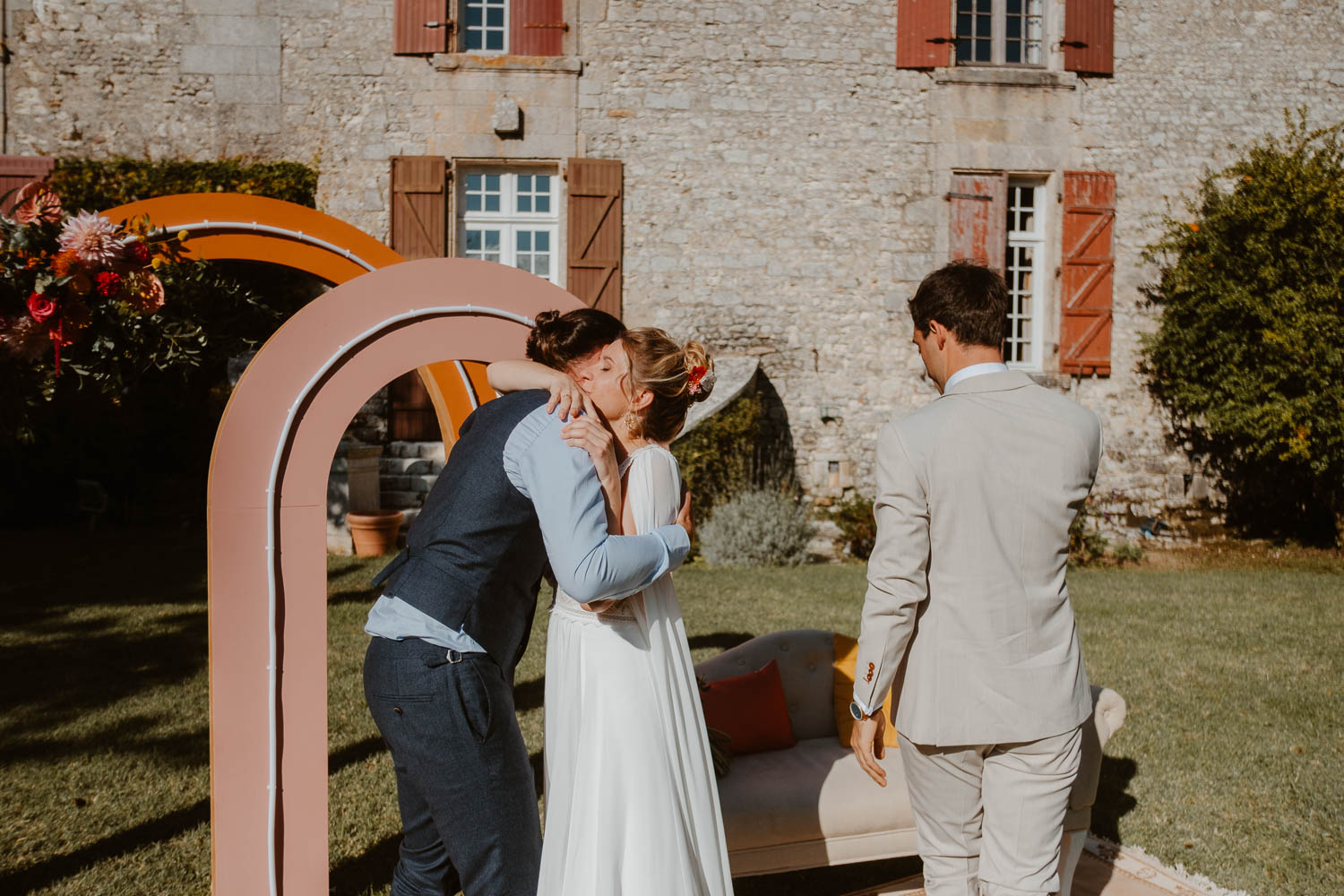 reportage photo mariage lifestyle cérémonie laïque — Château de Théon à Cozes