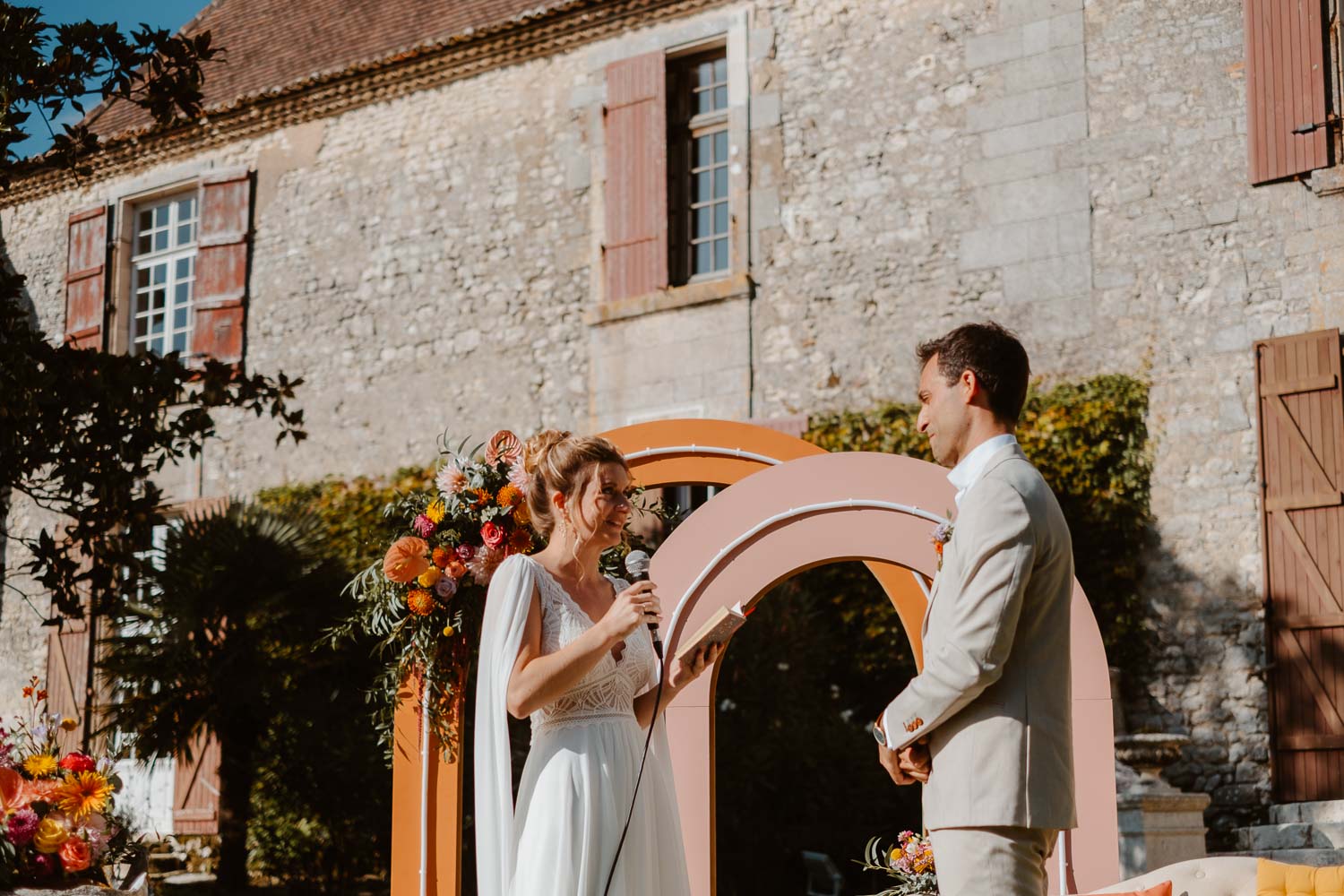 reportage photo mariage lifestyle cérémonie laïque — Château de Théon à Cozes