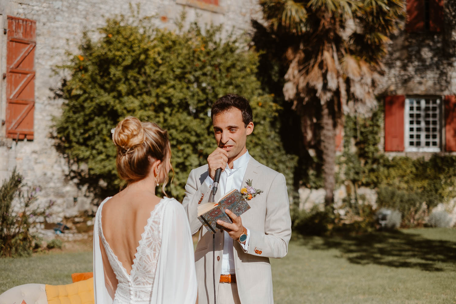 reportage photo mariage lifestyle cérémonie laïque — Château de Théon à Cozes