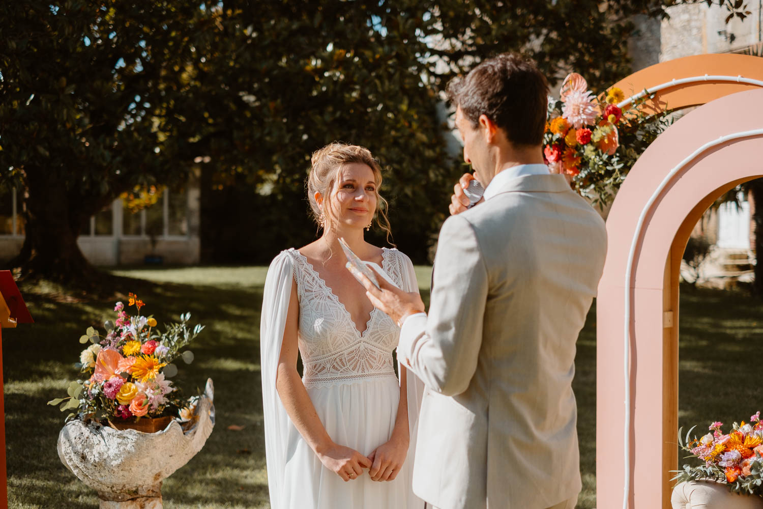 reportage photo mariage lifestyle cérémonie laïque — Château de Théon à Cozes