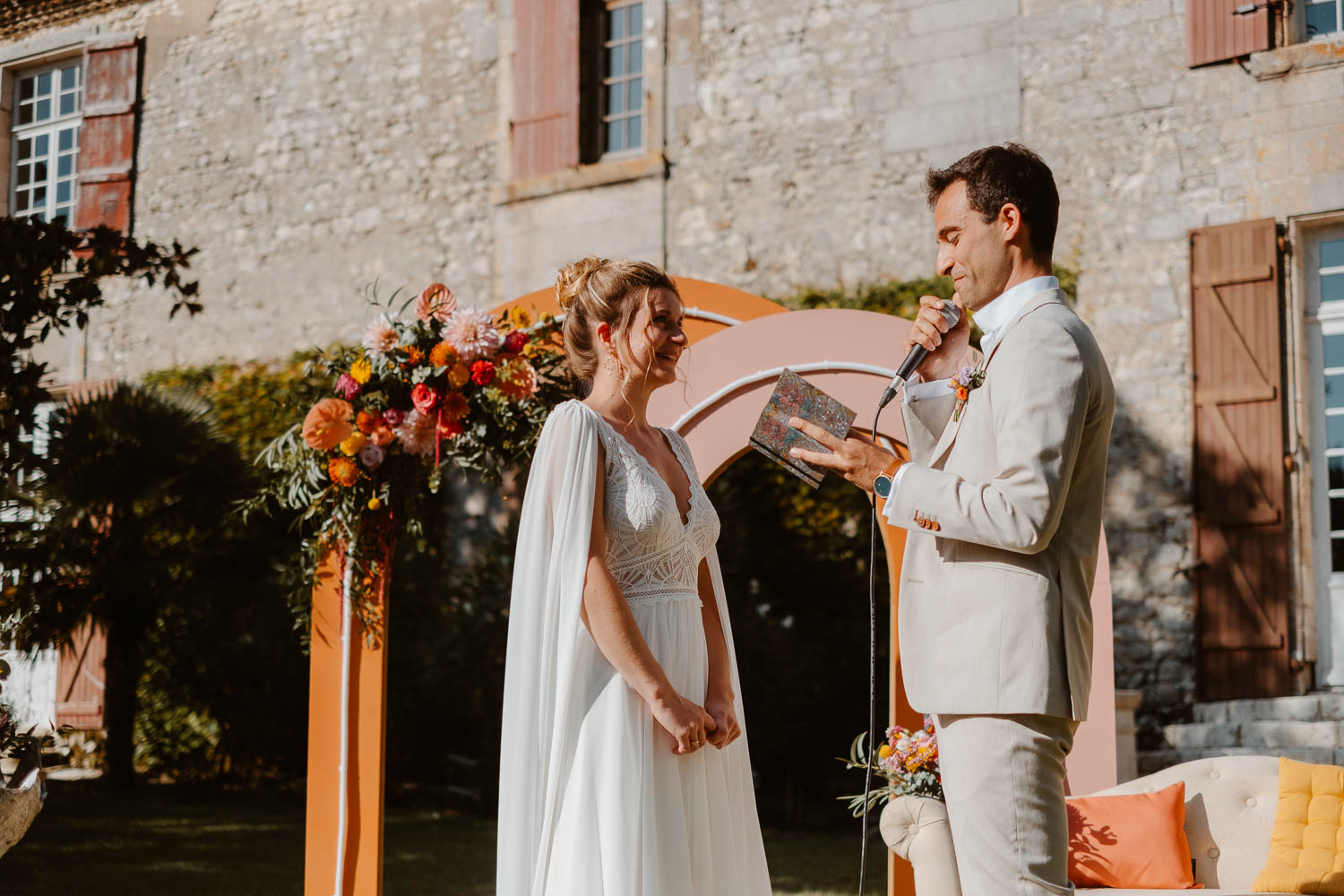 reportage photo mariage lifestyle cérémonie laïque — Château de Théon à Cozes