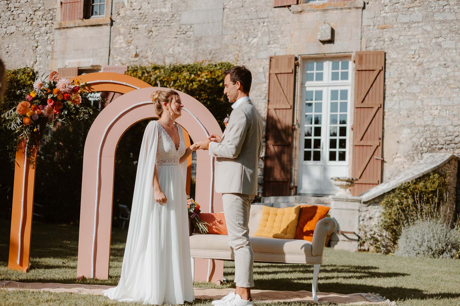 reportage photo mariage lifestyle cérémonie laïque — Château de Théon à Cozes
