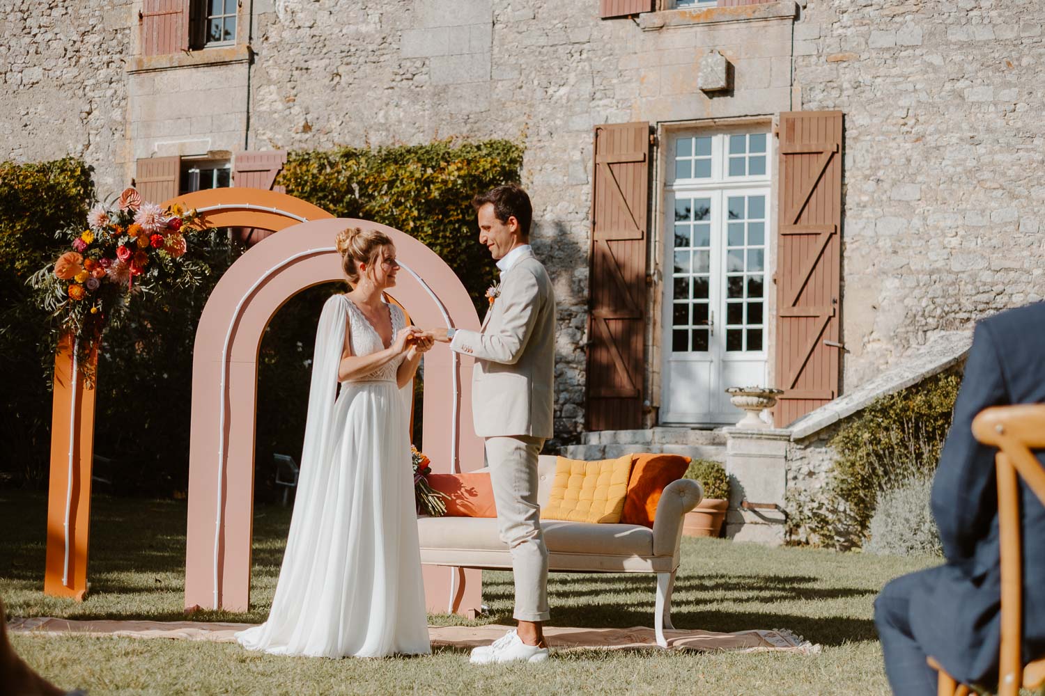 reportage photo mariage lifestyle cérémonie laïque — Château de Théon à Cozes