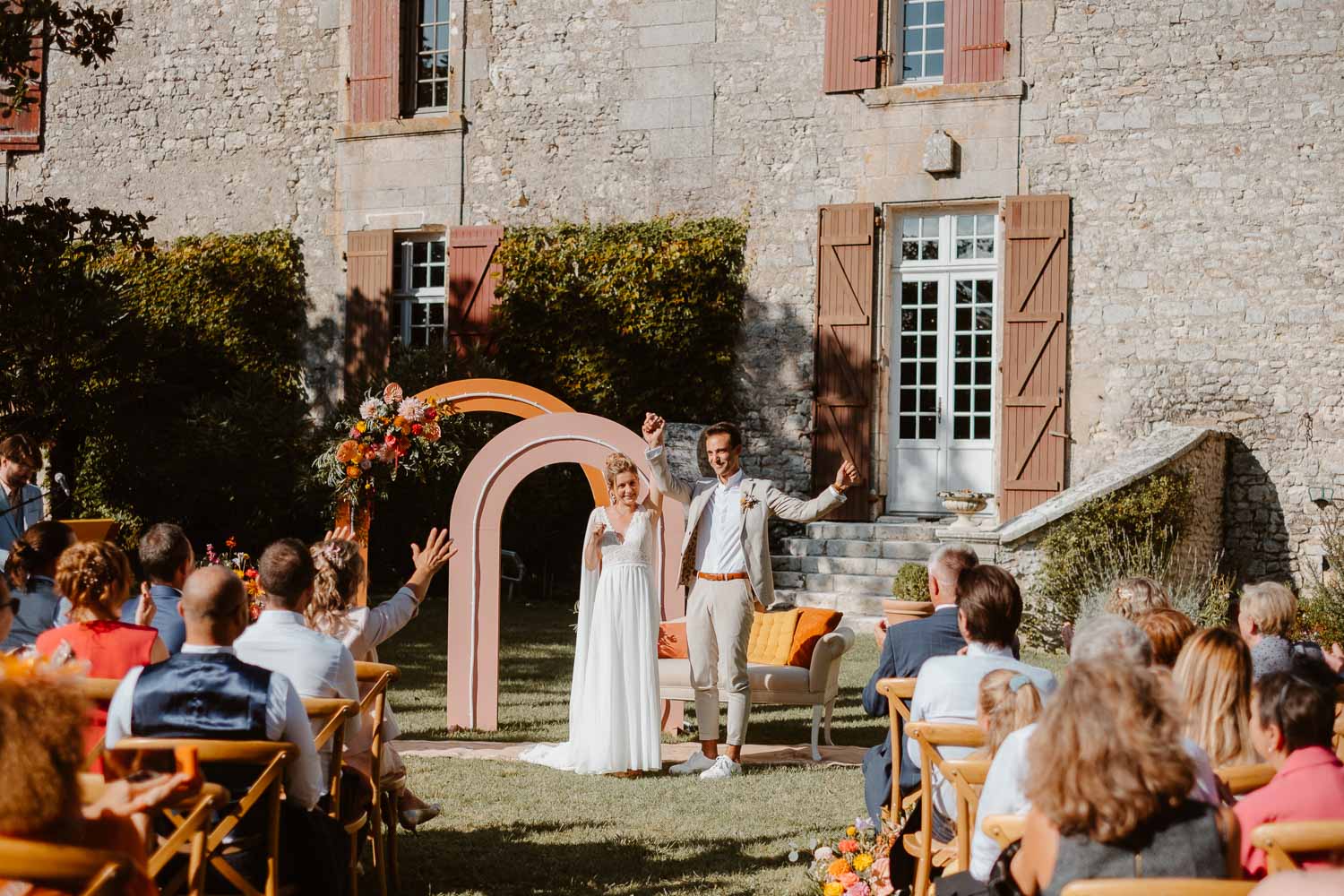 reportage photo mariage lifestyle cérémonie laïque — Château de Théon à Cozes
