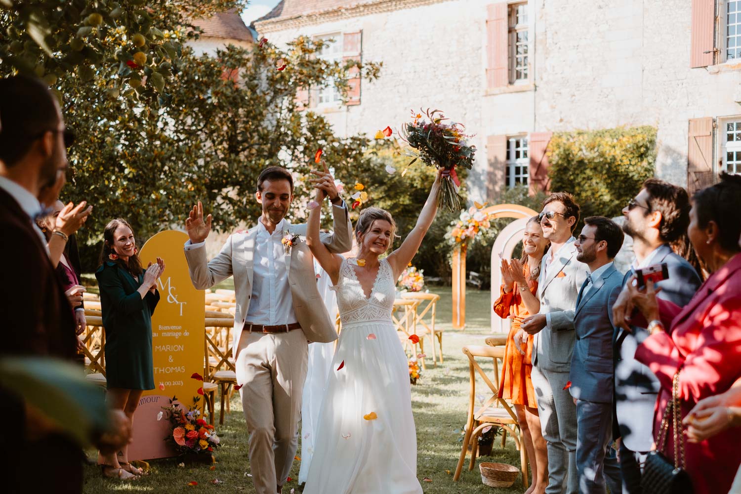 reportage photo mariage lifestyle cérémonie laïque — Château de Théon à Cozes
