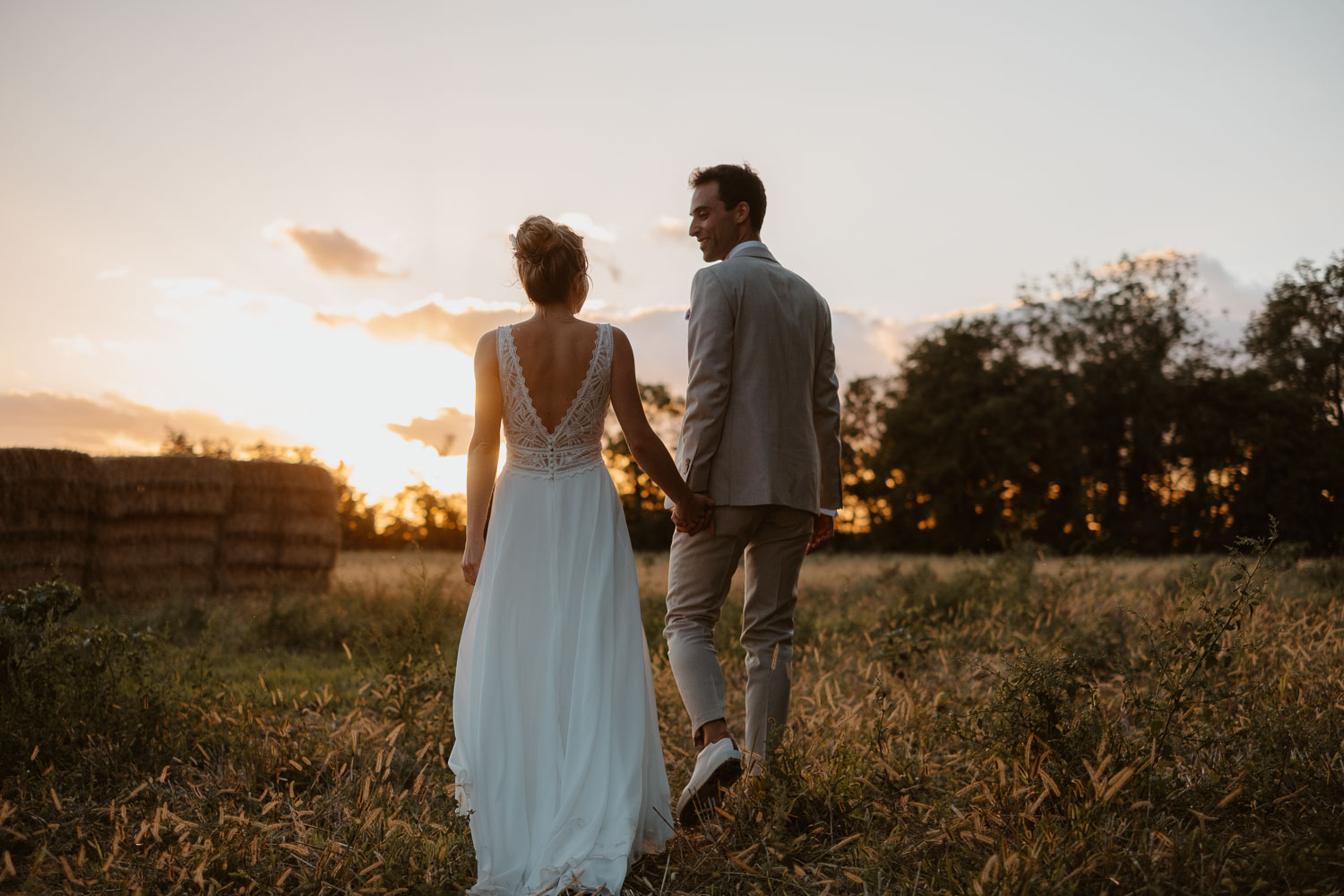 photo couple jeunes mariés lumière naturelle golden hour— Château de Théon à Cozes
