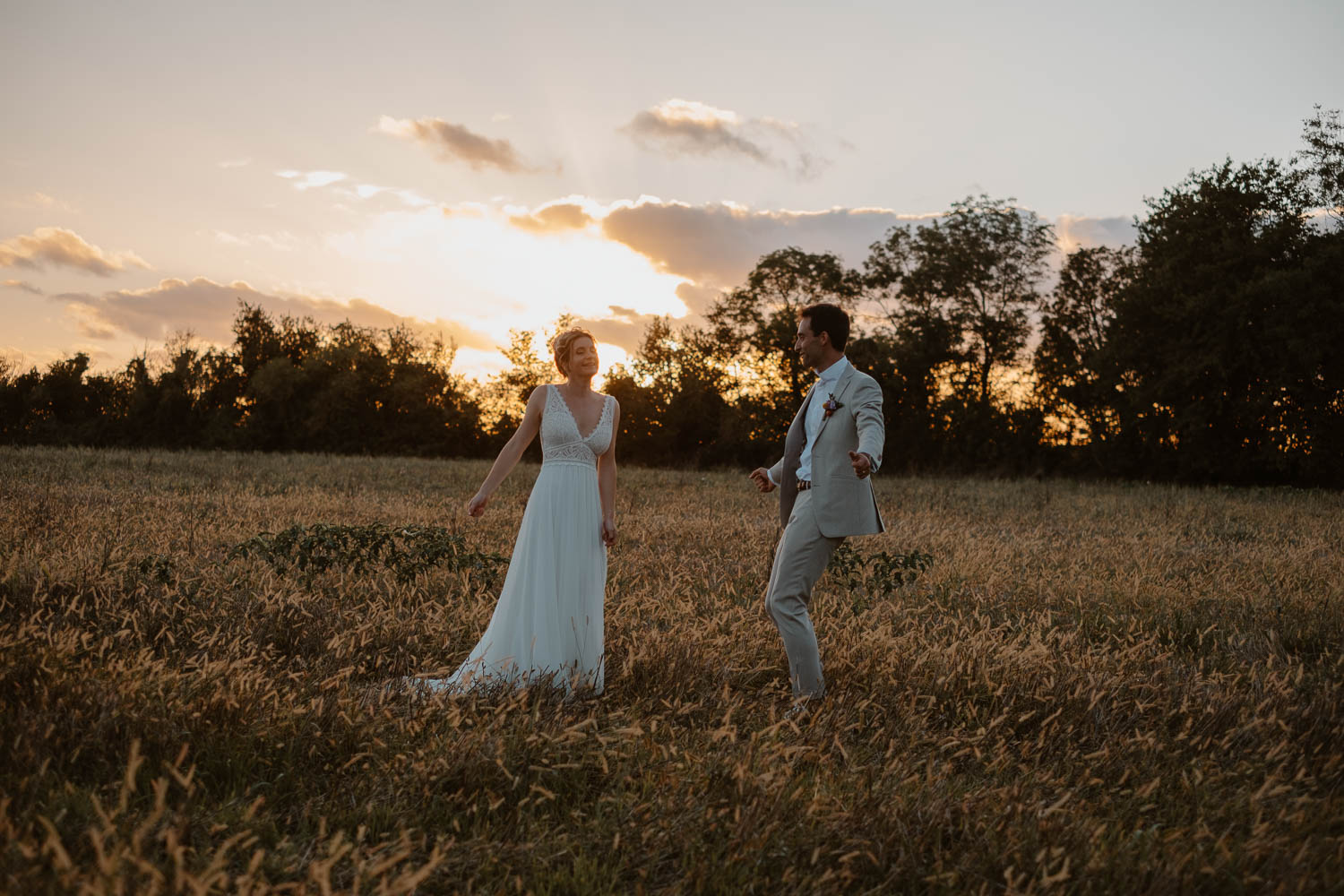 photo couple jeunes mariés lumière naturelle golden hour— Château de Théon à Cozes