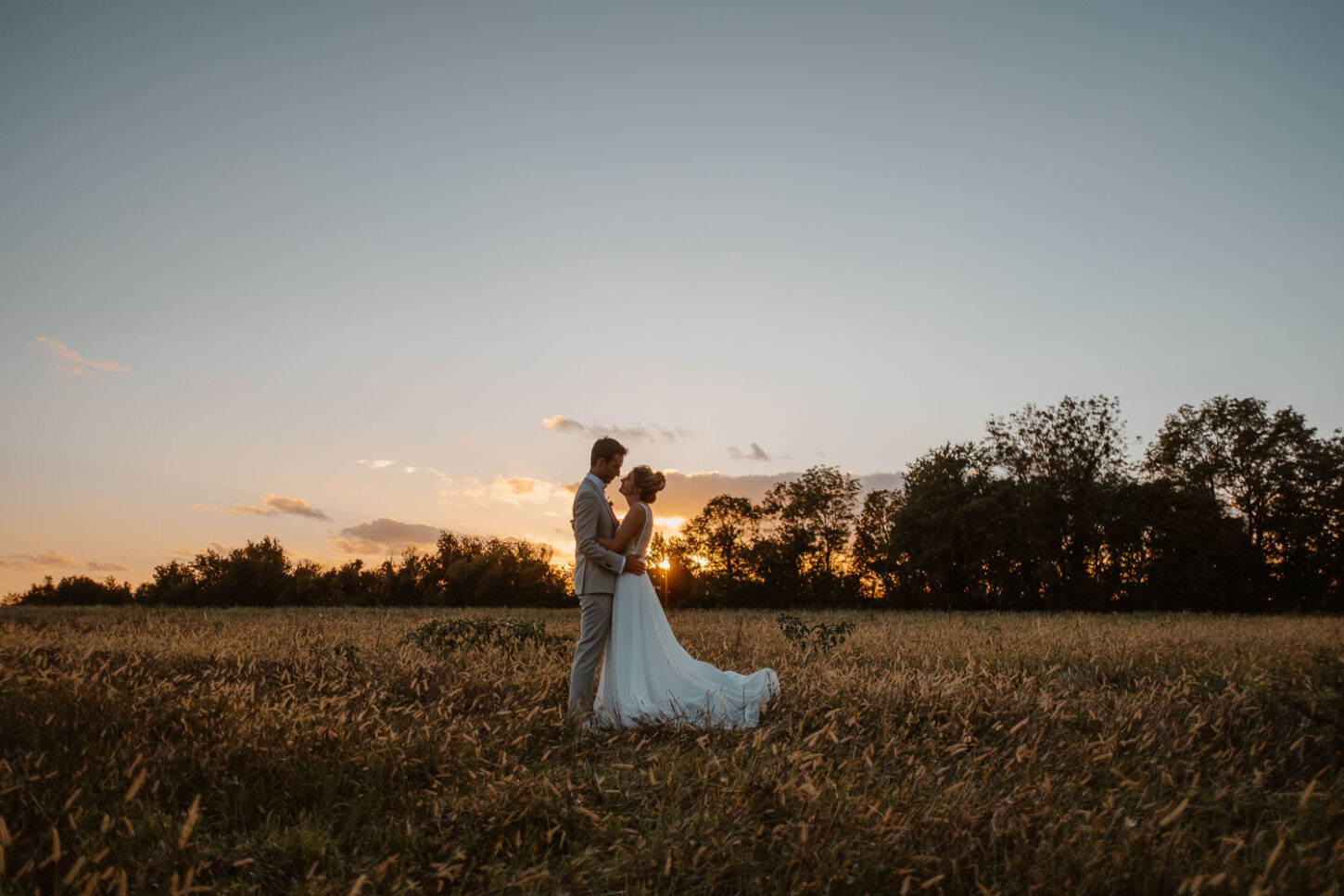 photo couple jeunes mariés lumière naturelle golden hour— Château de Théon à Cozes