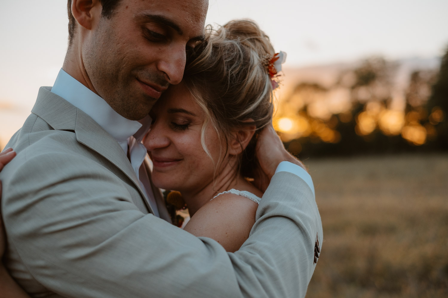 photo couple jeunes mariés lumière naturelle golden hour— Château de Théon à Cozes