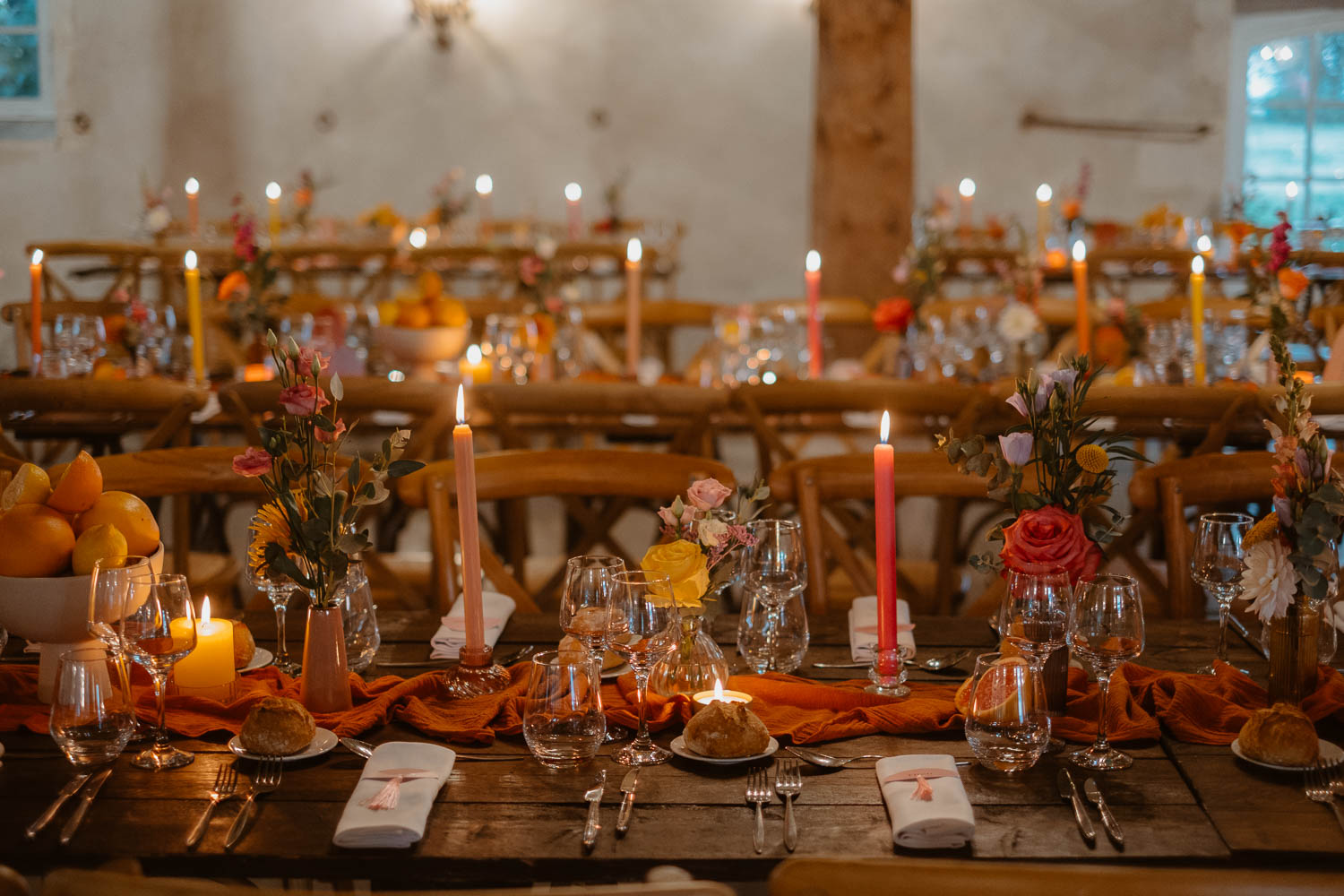 décoration salle tables mariage— Château de Théon à Cozes