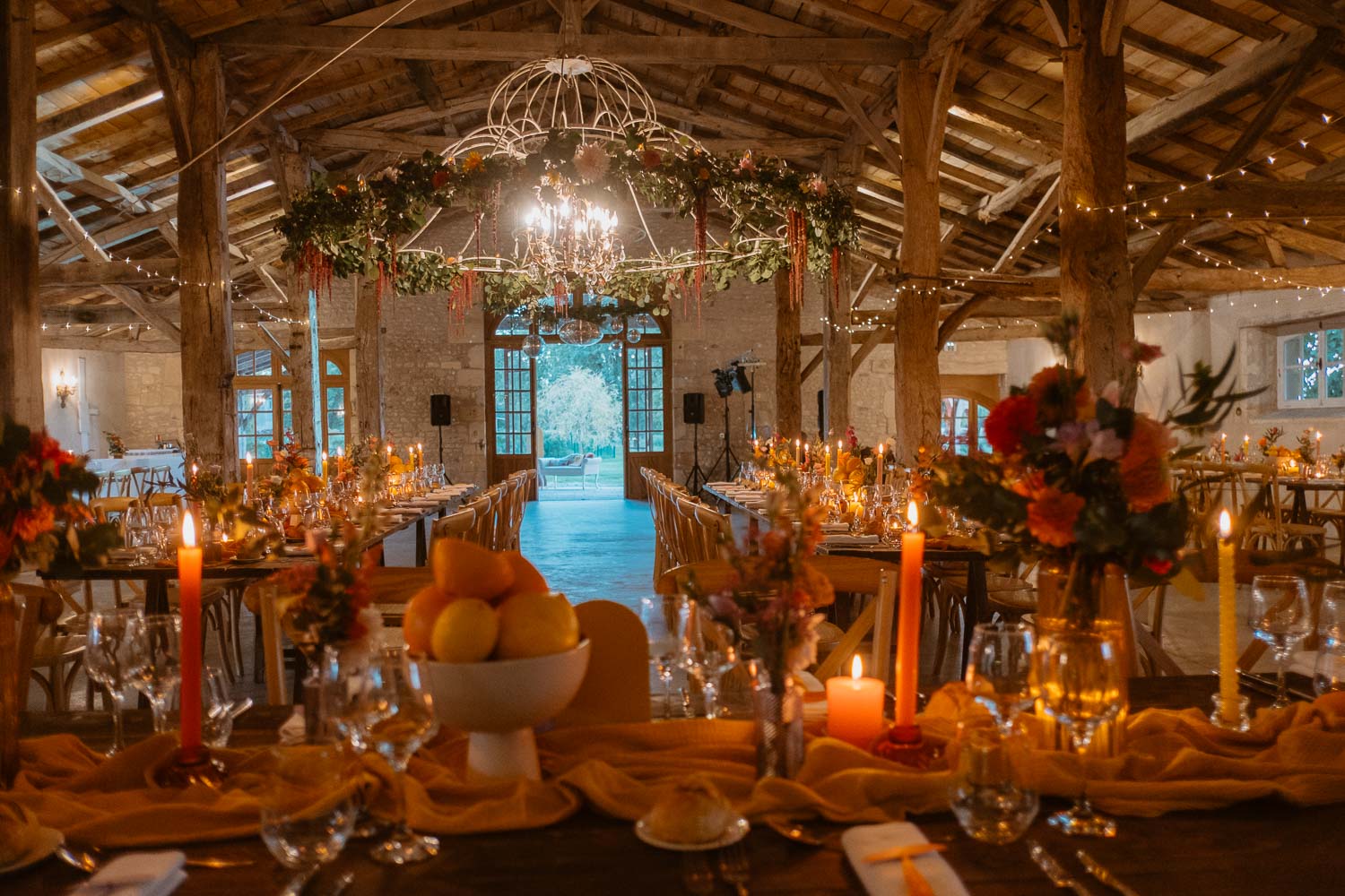 décoration Studio Aloki salle tables mariage— Château de Théon à Cozes