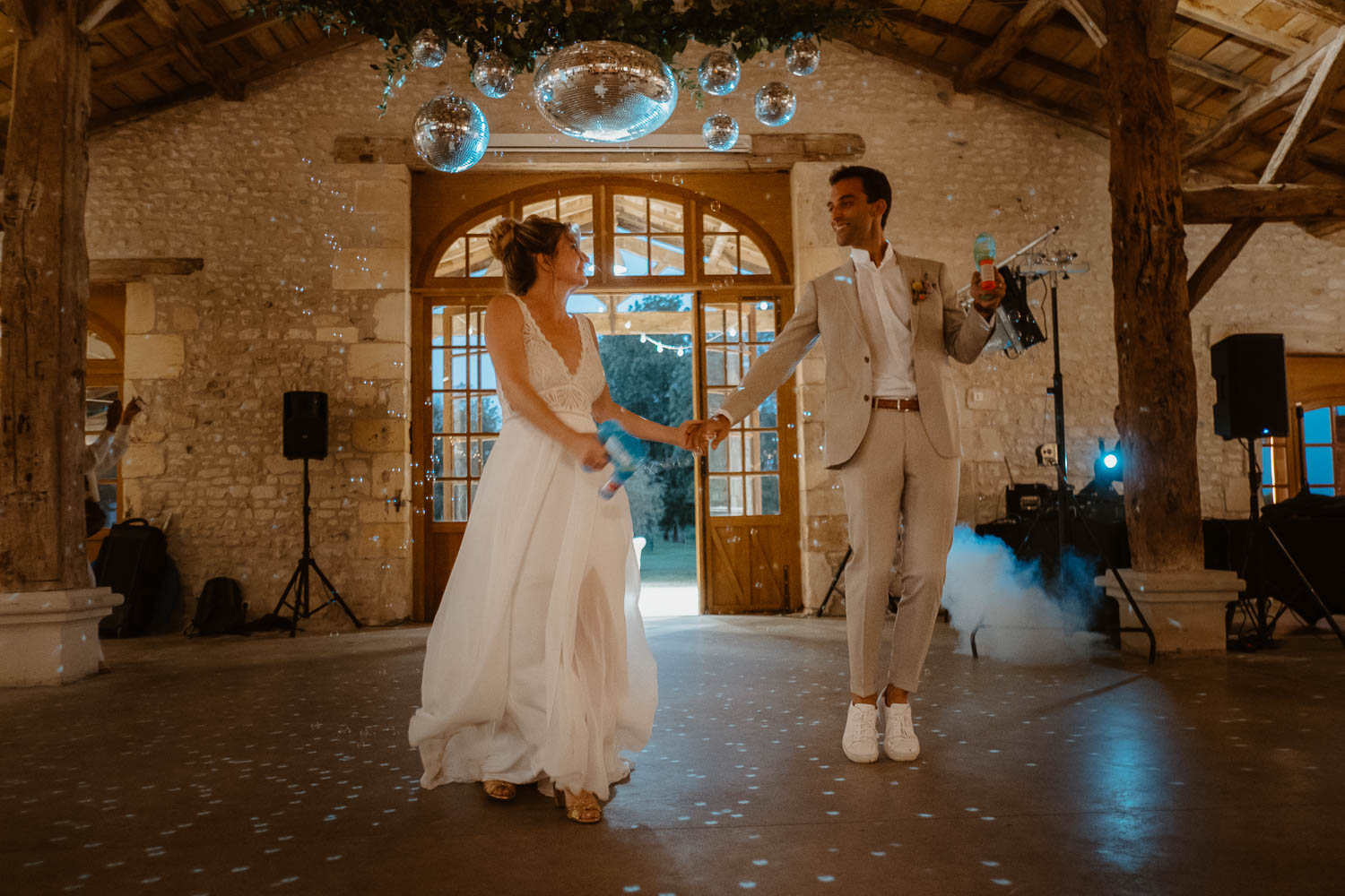 Entrée en salle mariés soirée — Château de Théon à Cozes