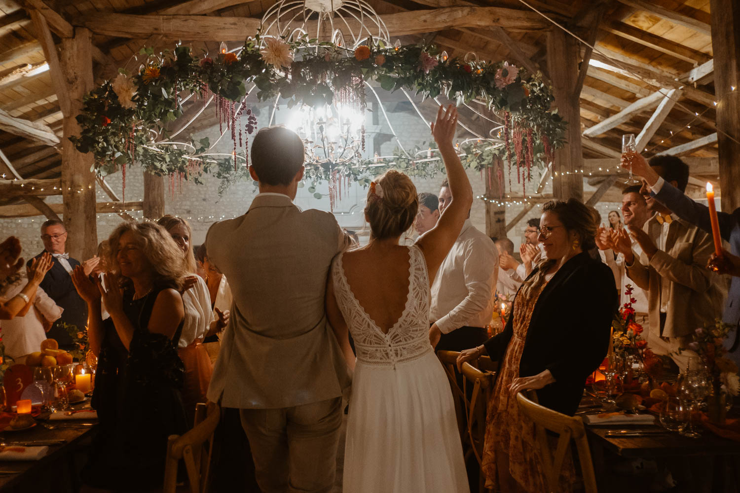 Entrée en salle mariés soirée — Château de Théon à Cozes