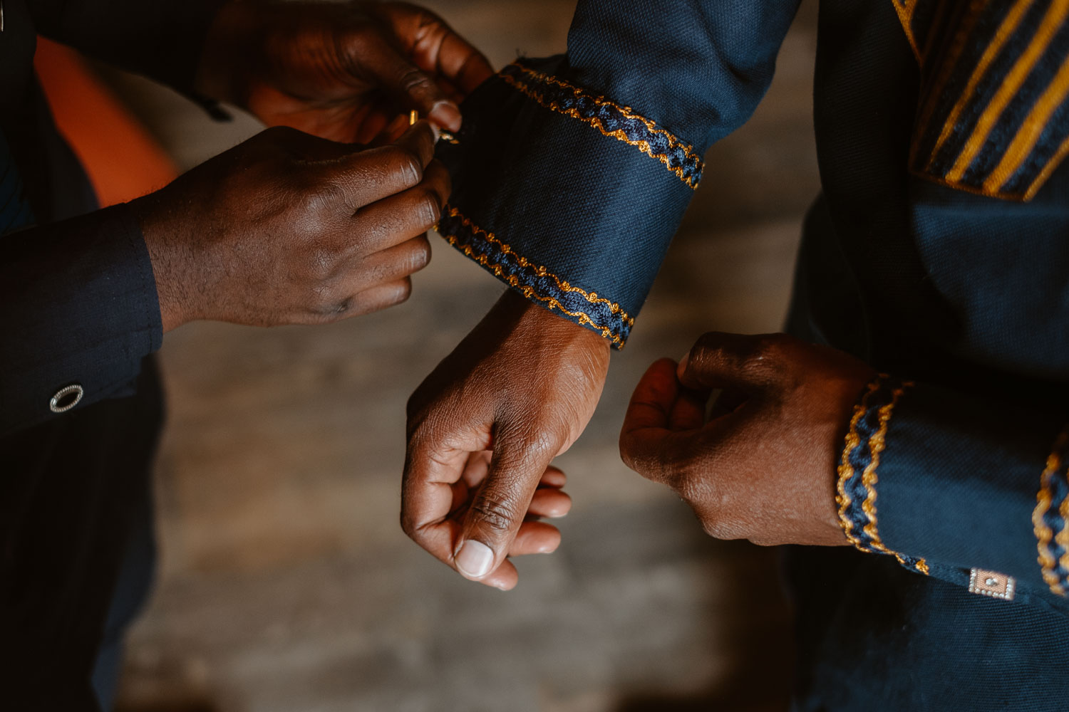 reportage photo préparatifs costume traditionnel africain marié — Domaine de la Moinardière à Le Bernard Vendée