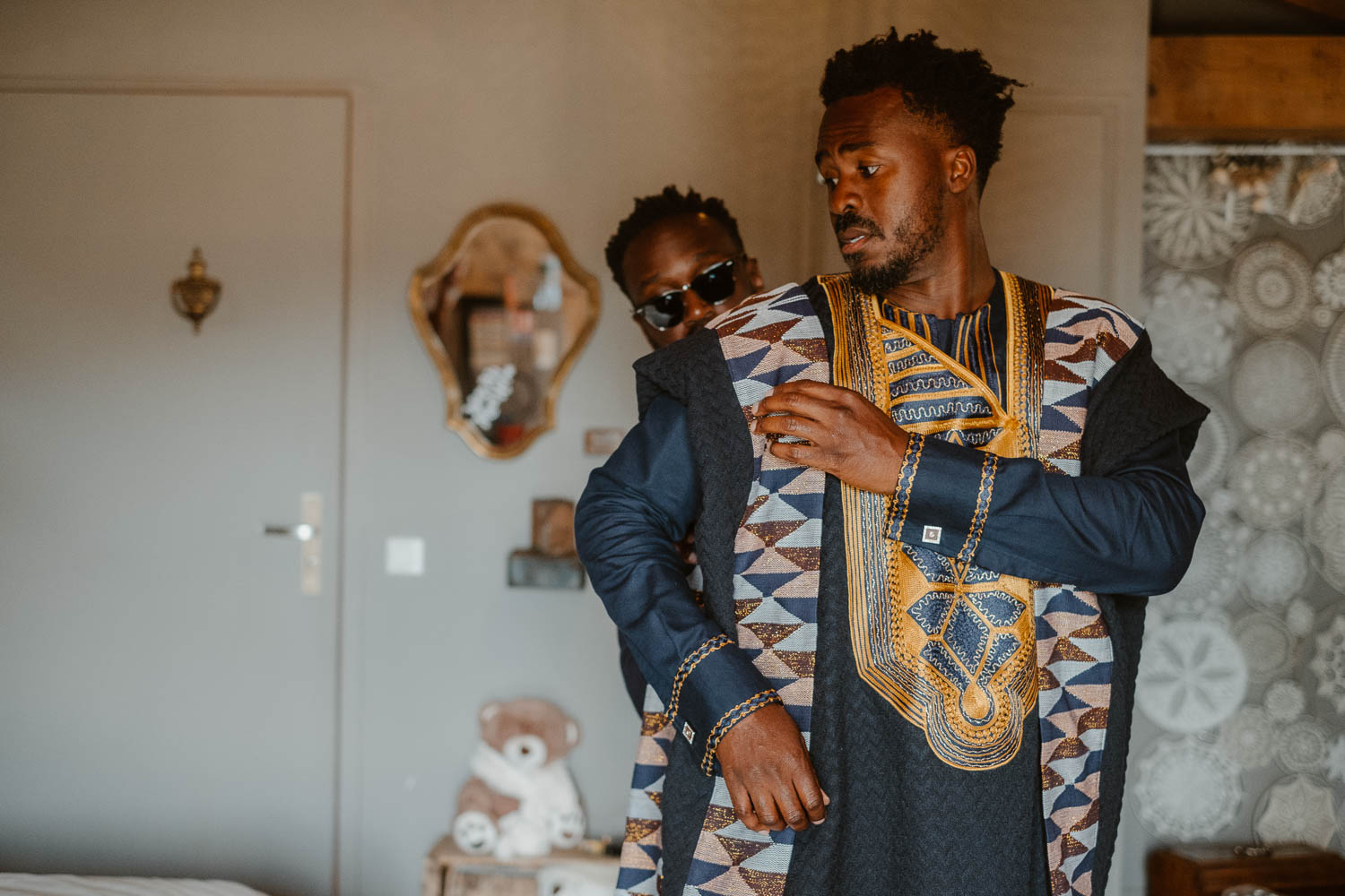 reportage photo préparatifs costume traditionnel africain marié — Domaine de la Moinardière à Le Bernard Vendée