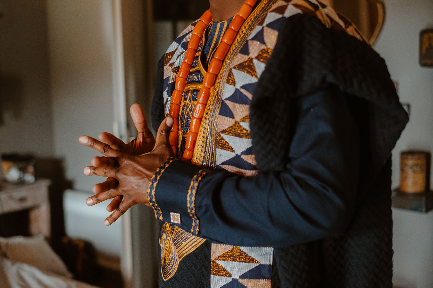reportage photo préparatifs costume traditionnel africain marié — Domaine de la Moinardière à Le Bernard Vendée