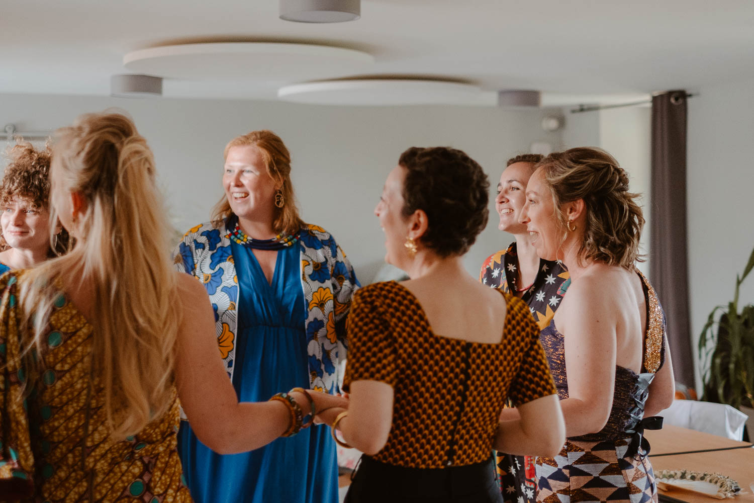 reportage photo préparatifs robe mariée — Domaine de la Moinardière à Le Bernard Vendée