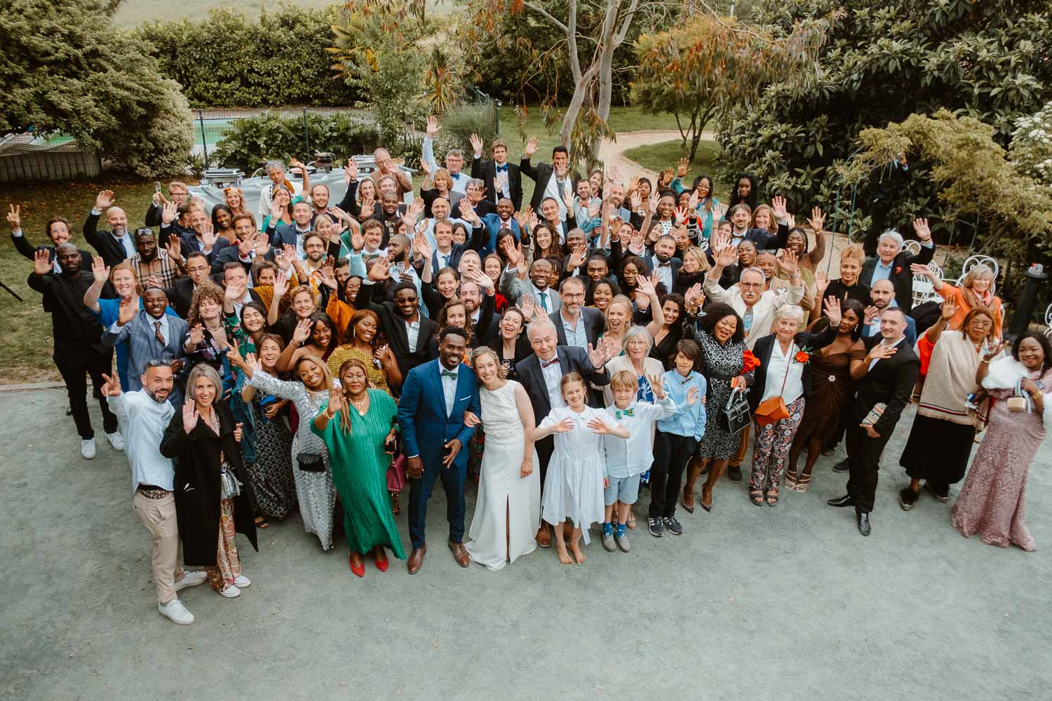 photo de groupe de tous les invités sur un mariage — Domaine de la Moinardière à Le Bernard Vendée