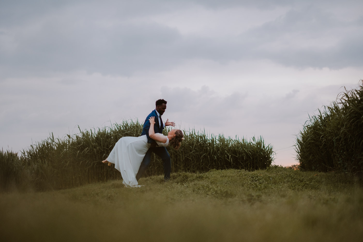 séance photo couple jeunes mariés — Domaine de la Moinardière à Le Bernard Vendée