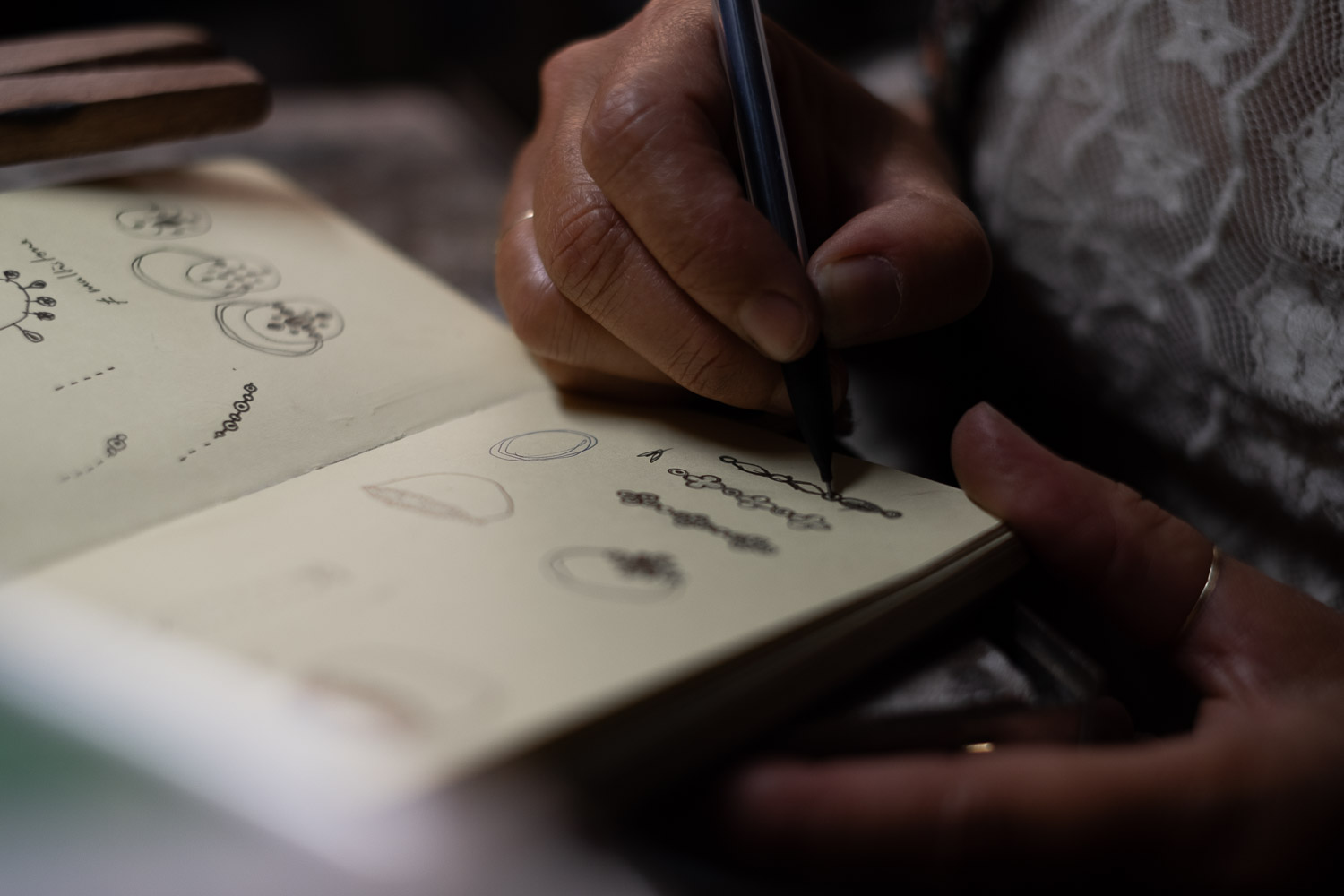 Séance photo portrait artisan créateur boutique atelier Helene Turbé Joaillère Bijoux à Nantes