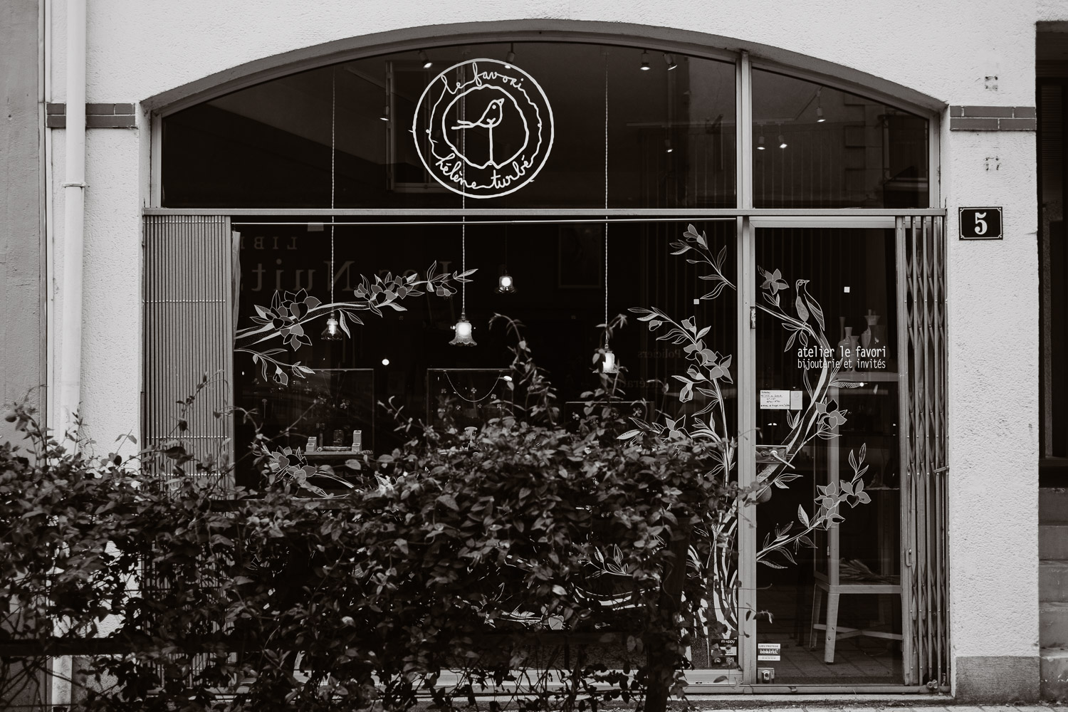 Séance N&B photo portrait artisan créateur boutique atelier Helene Turbé Joaillère Bijoux à Nantes