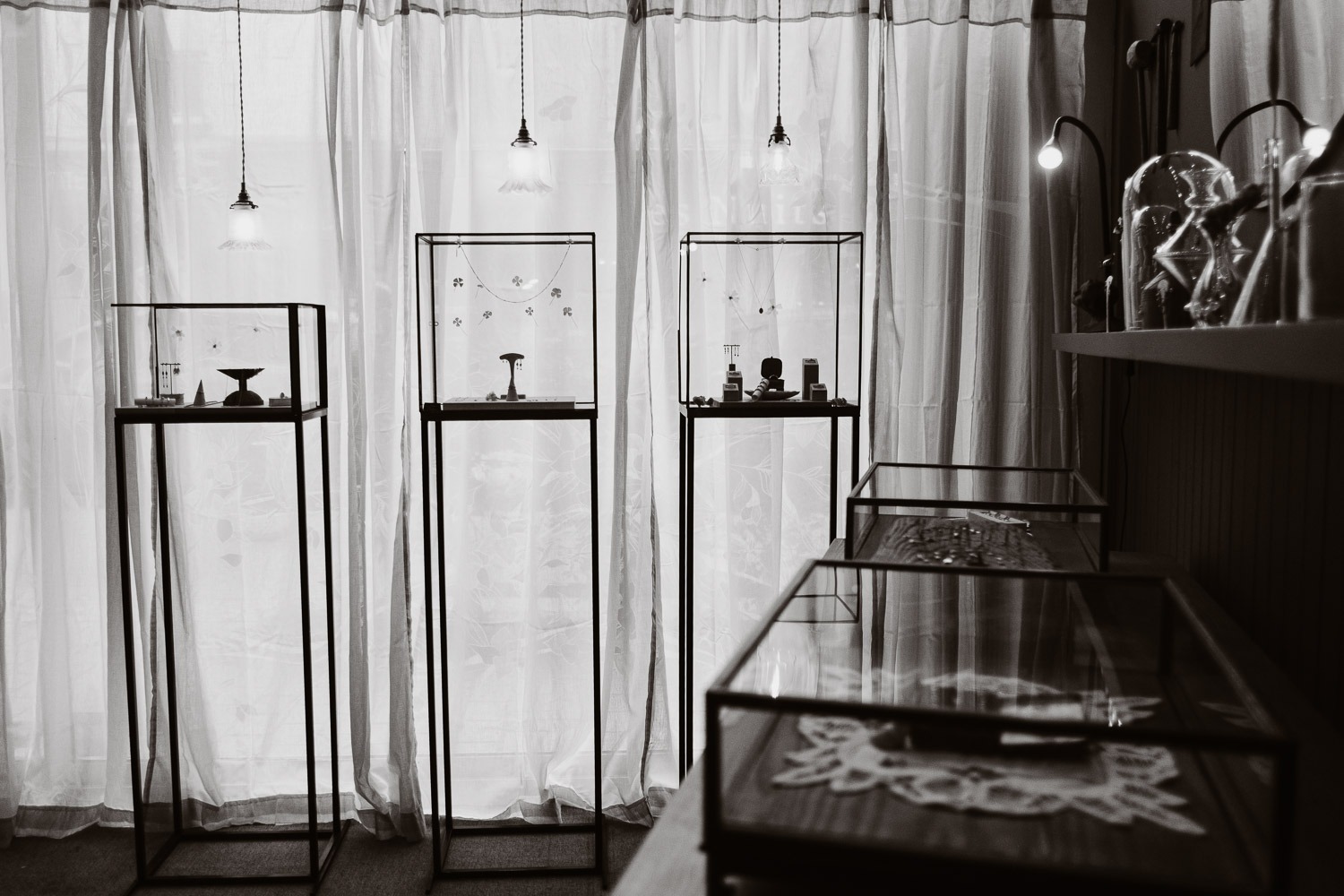 Séance N&B photo portrait artisan créateur boutique atelier Helene Turbé Joaillère Bijoux à Nantes