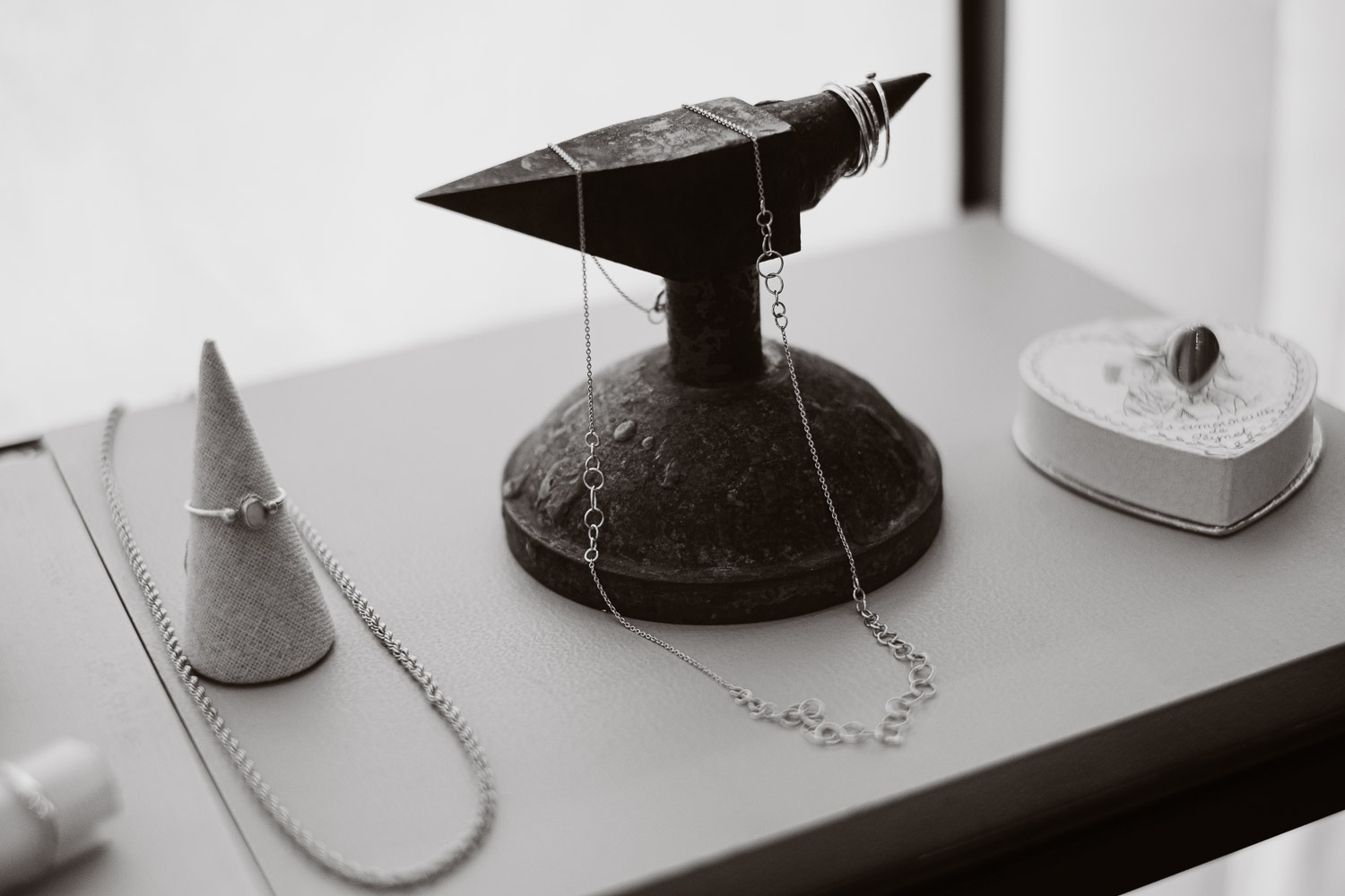 Séance N&B photo portrait artisan créateur boutique atelier Helene Turbé Joaillère Bijoux à Nantes