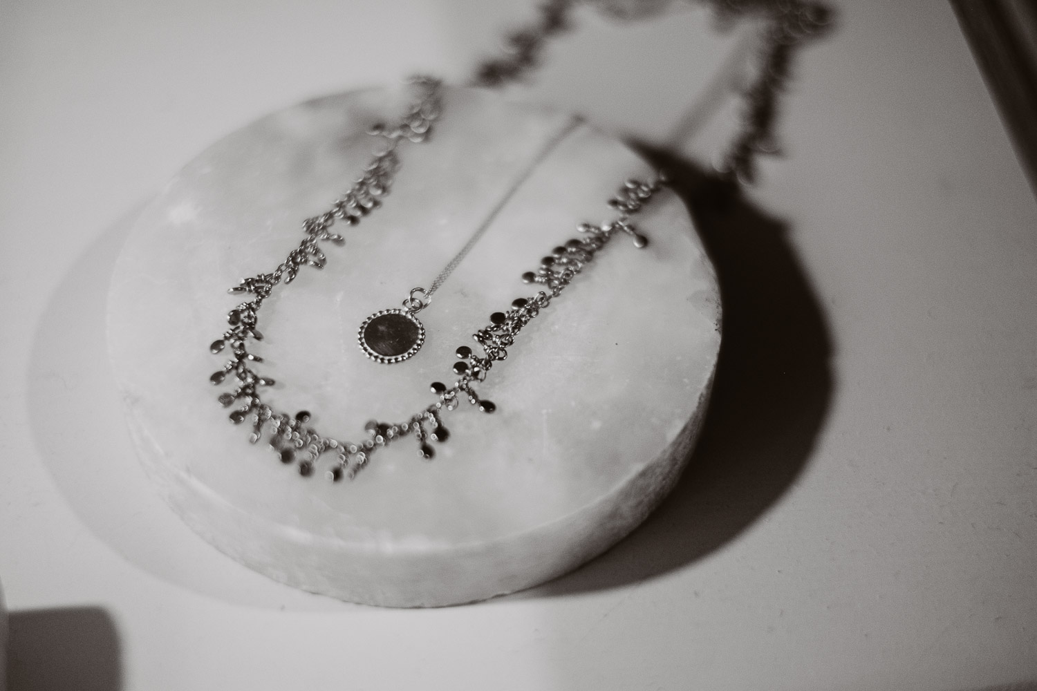 Séance N&B photo portrait artisan créateur boutique atelier Helene Turbé Joaillère Bijoux à Nantes