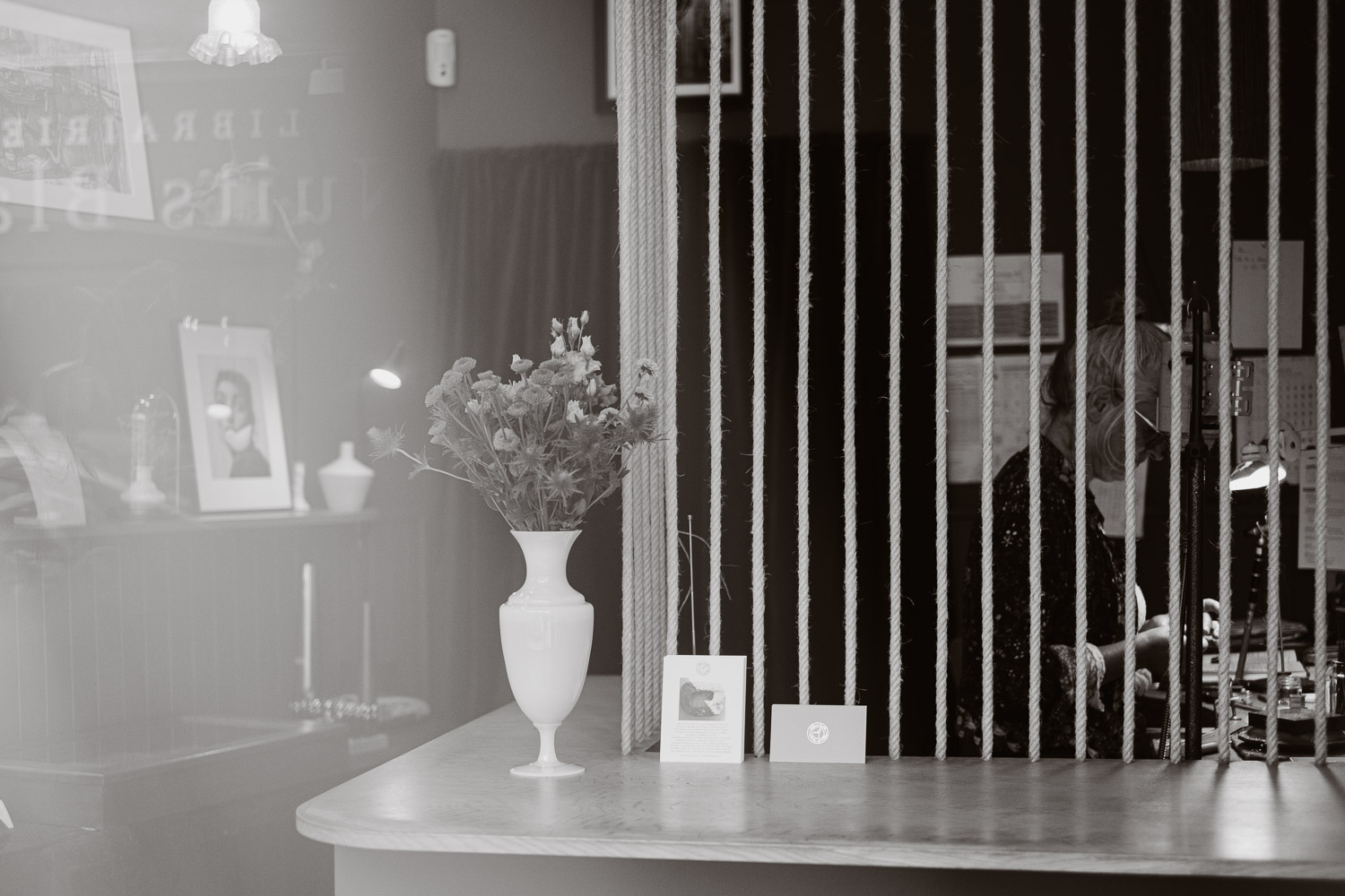 Séance N&B photo portrait artisan créateur boutique atelier Helene Turbé Joaillère Bijoux à Nantes