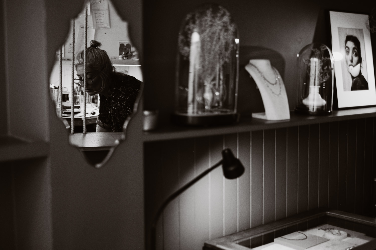 Séance N&B photo portrait artisan créateur boutique atelier Helene Turbé Joaillère Bijoux à Nantes