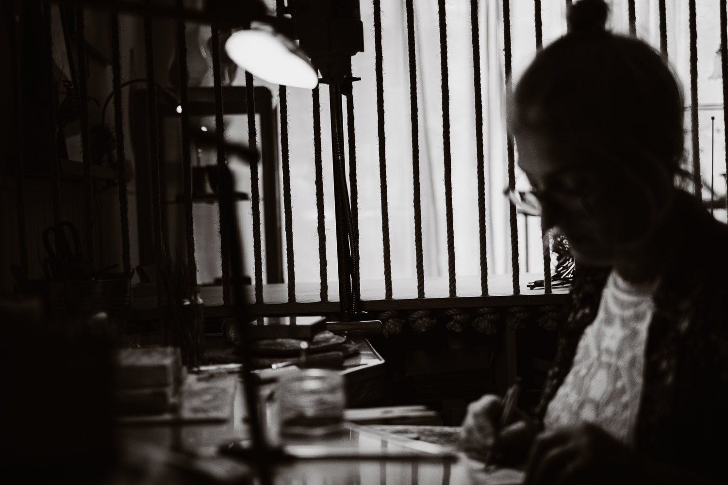 Séance N&B photo portrait artisan créateur boutique atelier Helene Turbé Joaillère Bijoux à Nantes