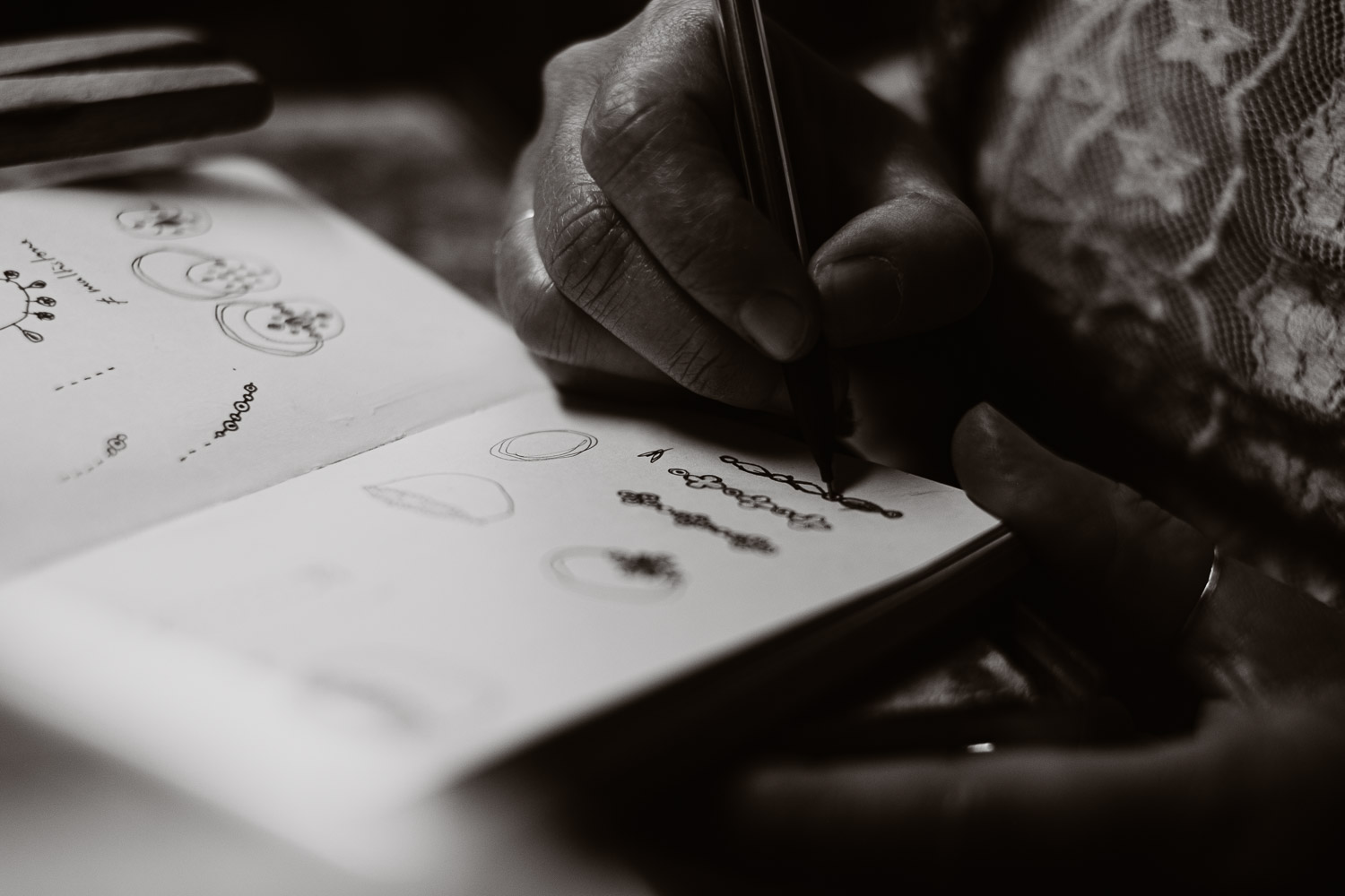 Séance N&B photo portrait artisan créateur boutique atelier Helene Turbé Joaillère Bijoux à Nantes