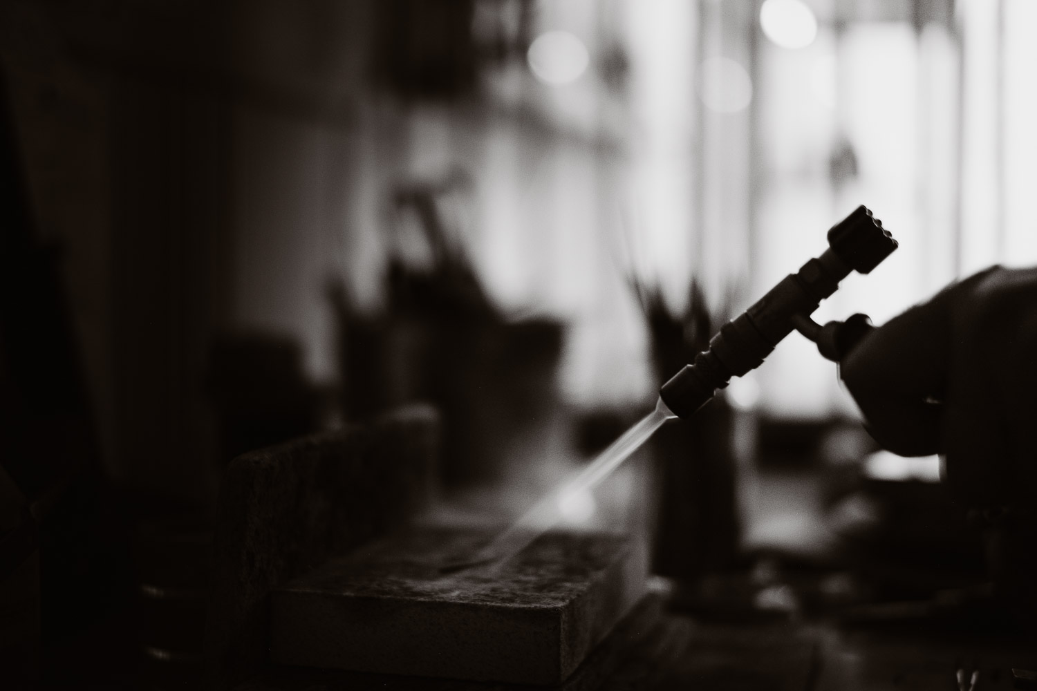 Séance N&B photo portrait artisan créateur boutique atelier Helene Turbé Joaillère Bijoux à Nantes