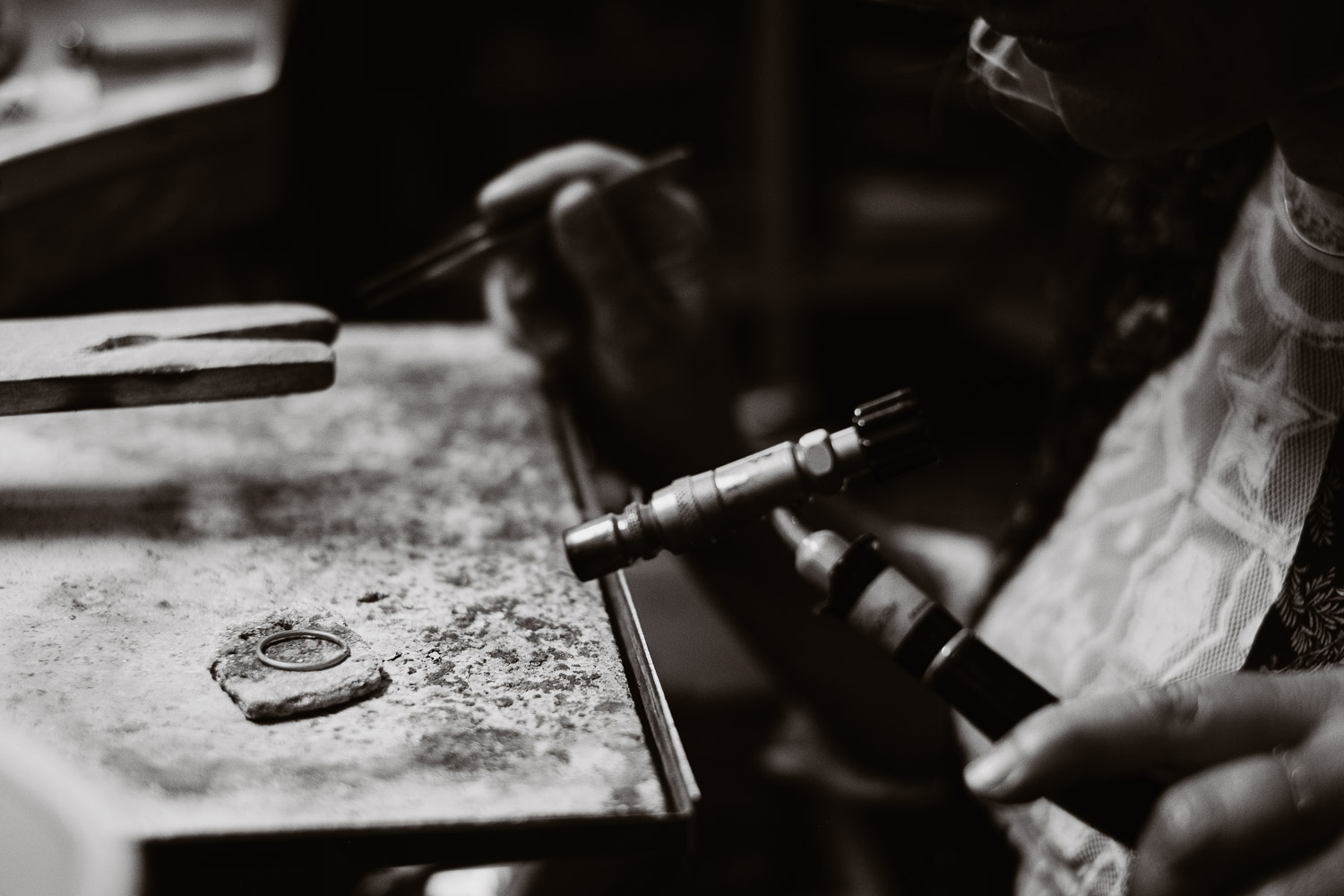 Séance N&B photo portrait artisan créateur boutique atelier Helene Turbé Joaillère Bijoux à Nantes