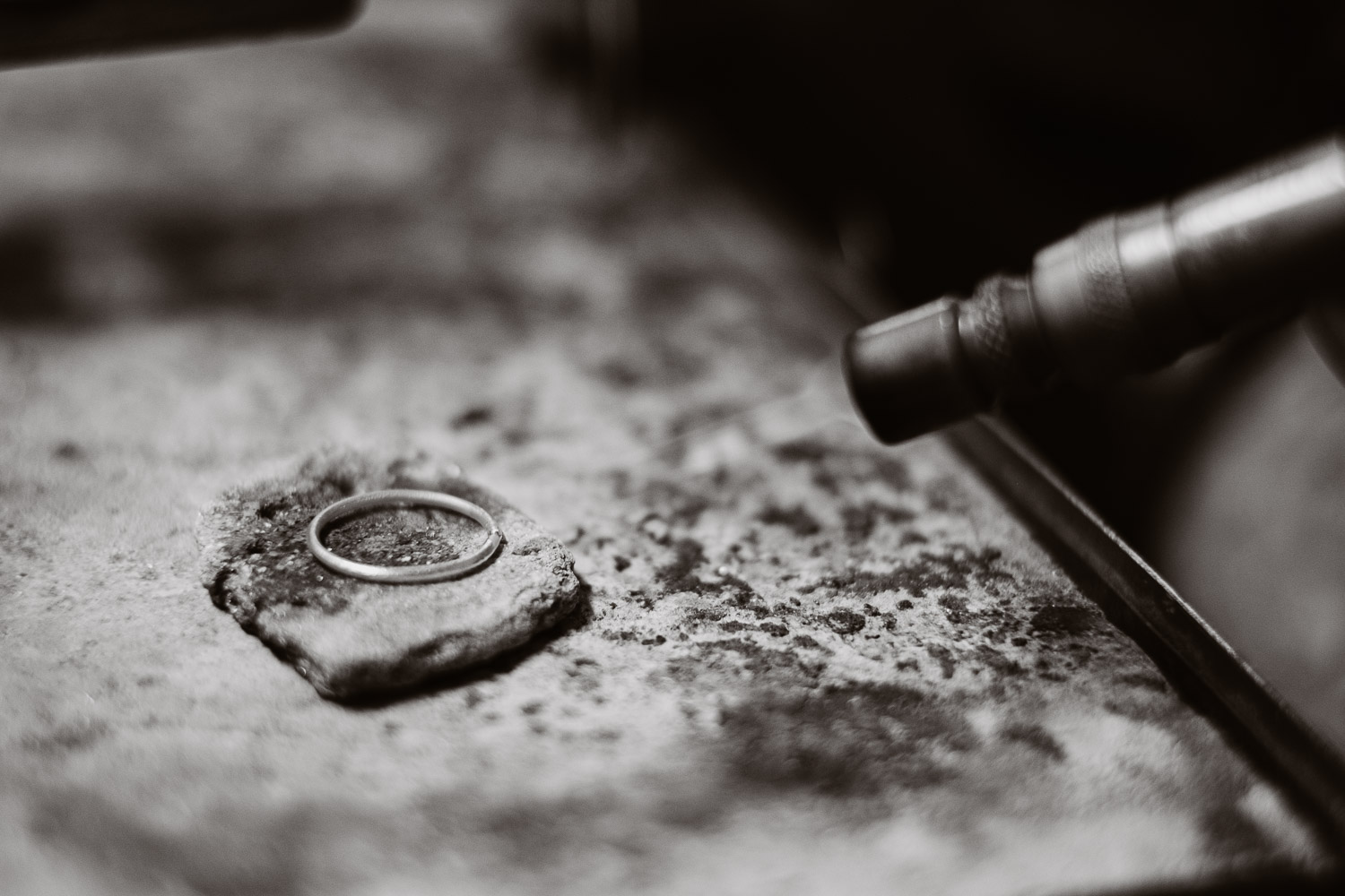 Séance N&B photo portrait artisan créateur boutique atelier Helene Turbé Joaillère Bijoux à Nantes