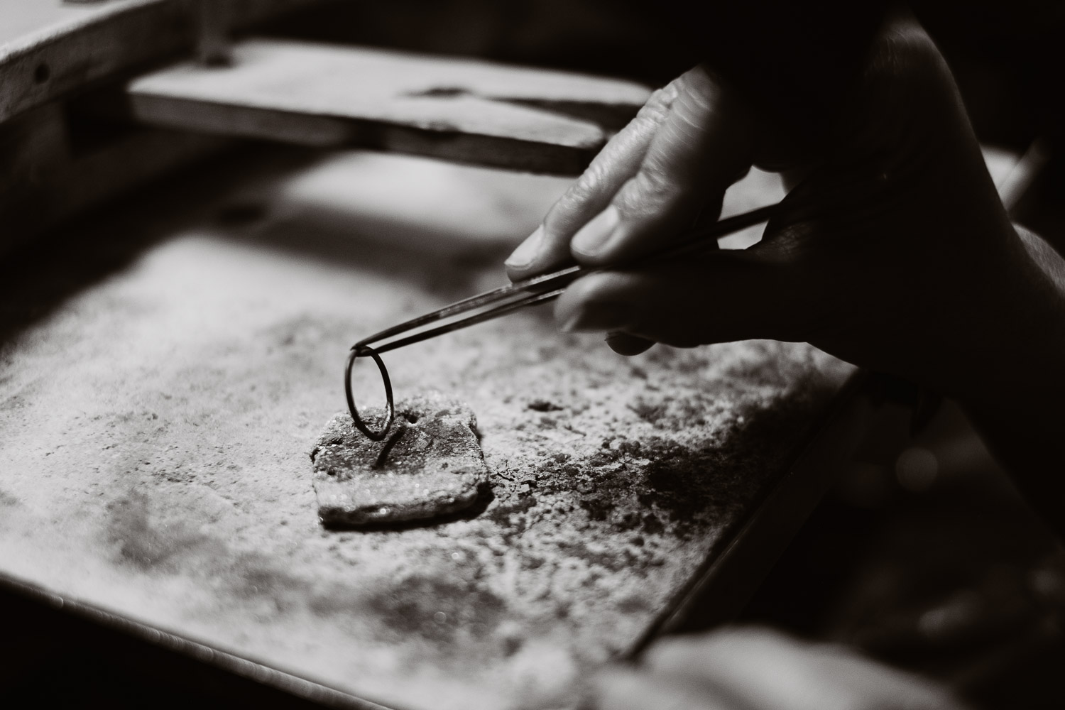 Séance N&B photo portrait artisan créateur boutique atelier Helene Turbé Joaillère Bijoux à Nantes