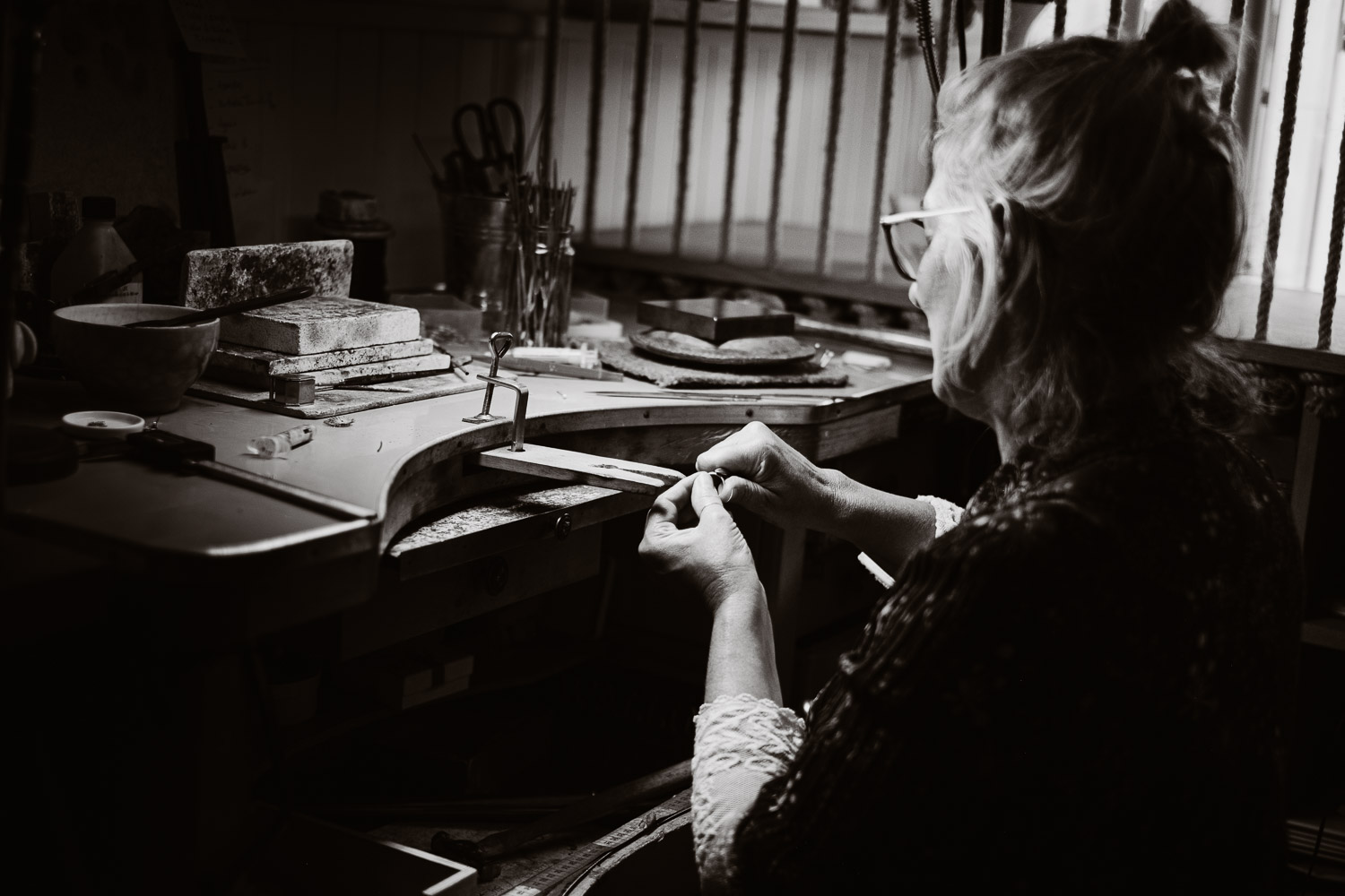 Séance N&B photo portrait artisan créateur boutique atelier Helene Turbé Joaillère Bijoux à Nantes