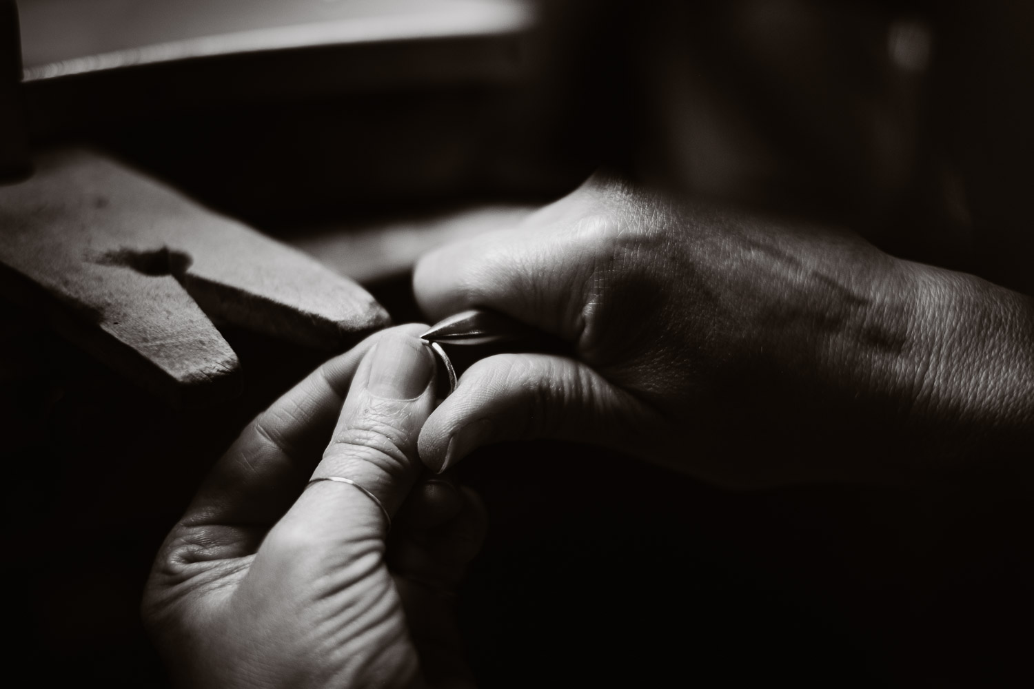 Séance N&B photo portrait artisan créateur boutique atelier Helene Turbé Joaillère Bijoux à Nantes