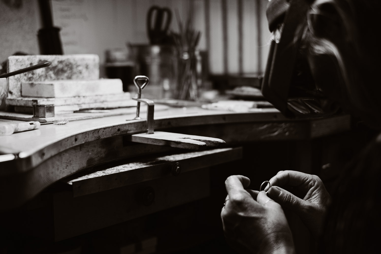 Séance N&B photo portrait artisan créateur boutique atelier Helene Turbé Joaillère Bijoux à Nantes