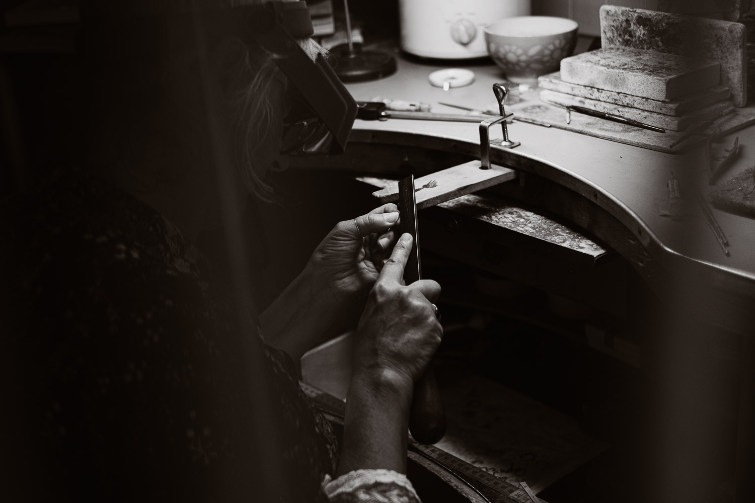 Séance N&B photo portrait artisan créateur boutique atelier Helene Turbé Joaillère Bijoux à Nantes