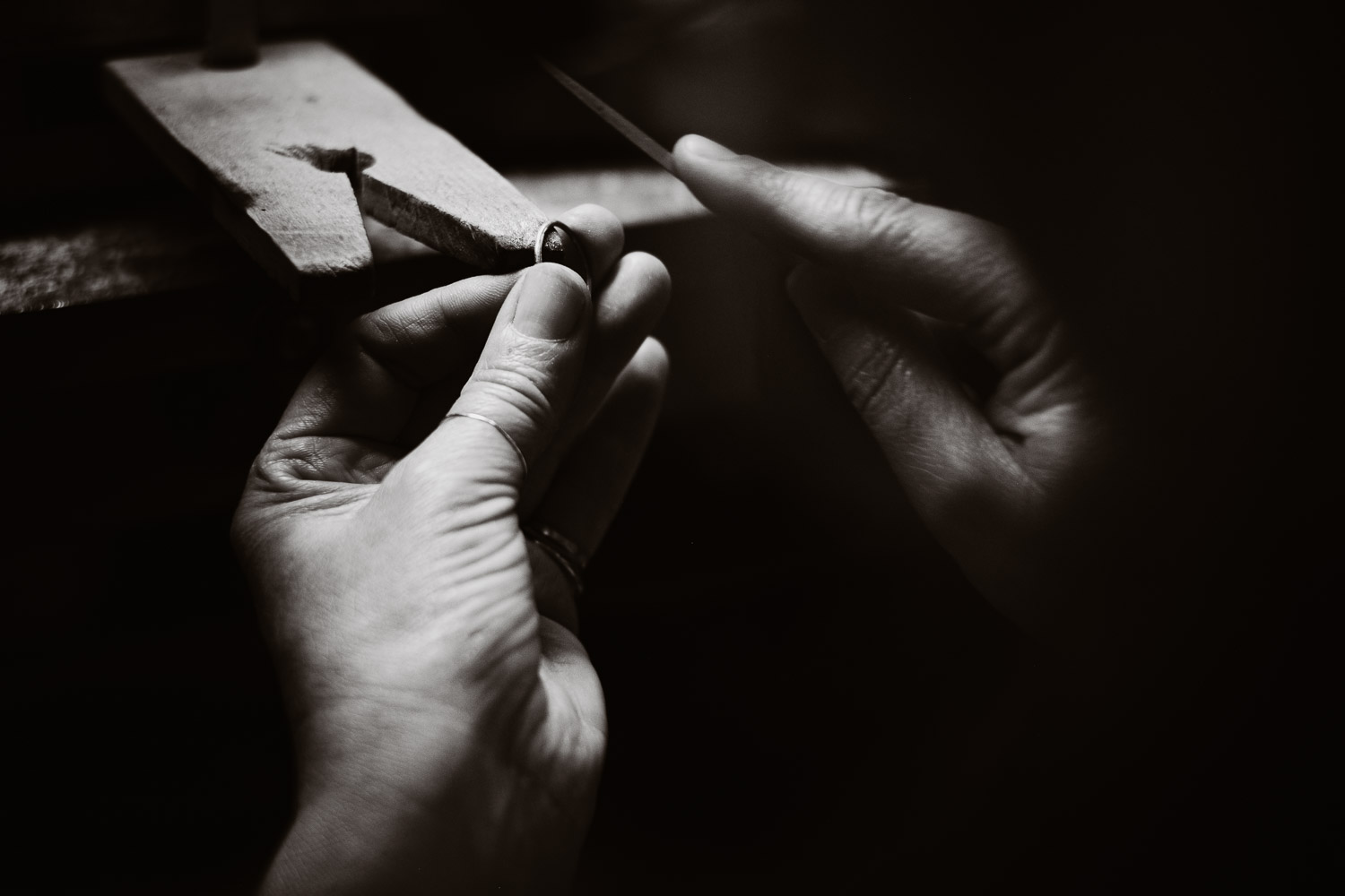 Séance N&B photo portrait artisan créateur boutique atelier Helene Turbé Joaillère Bijoux à Nantes