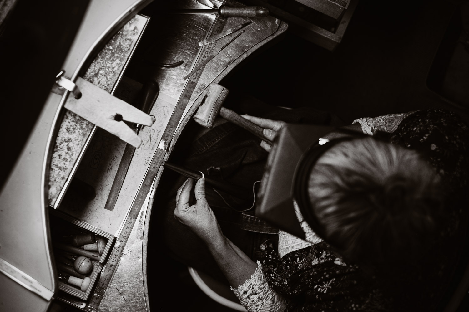 Séance N&B photo portrait artisan créateur boutique atelier Helene Turbé Joaillère Bijoux à Nantes