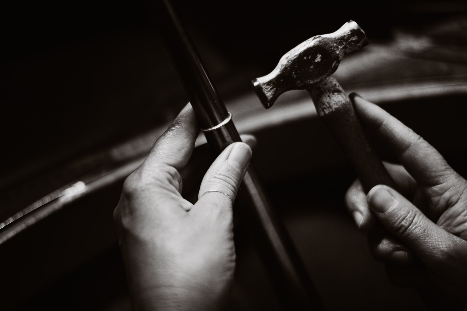 Séance N&B photo portrait artisan créateur boutique atelier Helene Turbé Joaillère Bijoux à Nantes