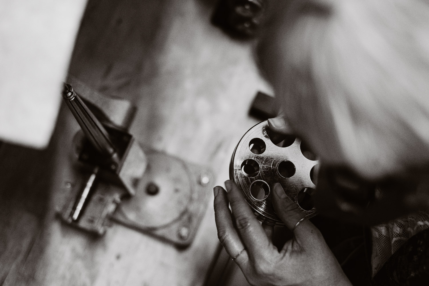 Séance N&B photo portrait artisan créateur boutique atelier Helene Turbé Joaillère Bijoux à Nantes